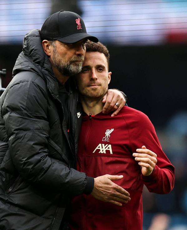 Jürgen Klopp umarmt Diogo Jota.