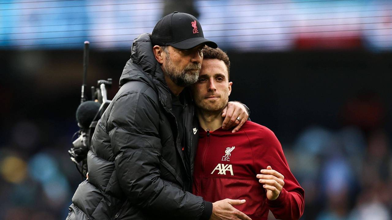 Jürgen Klopp umarmt Diogo Jota.