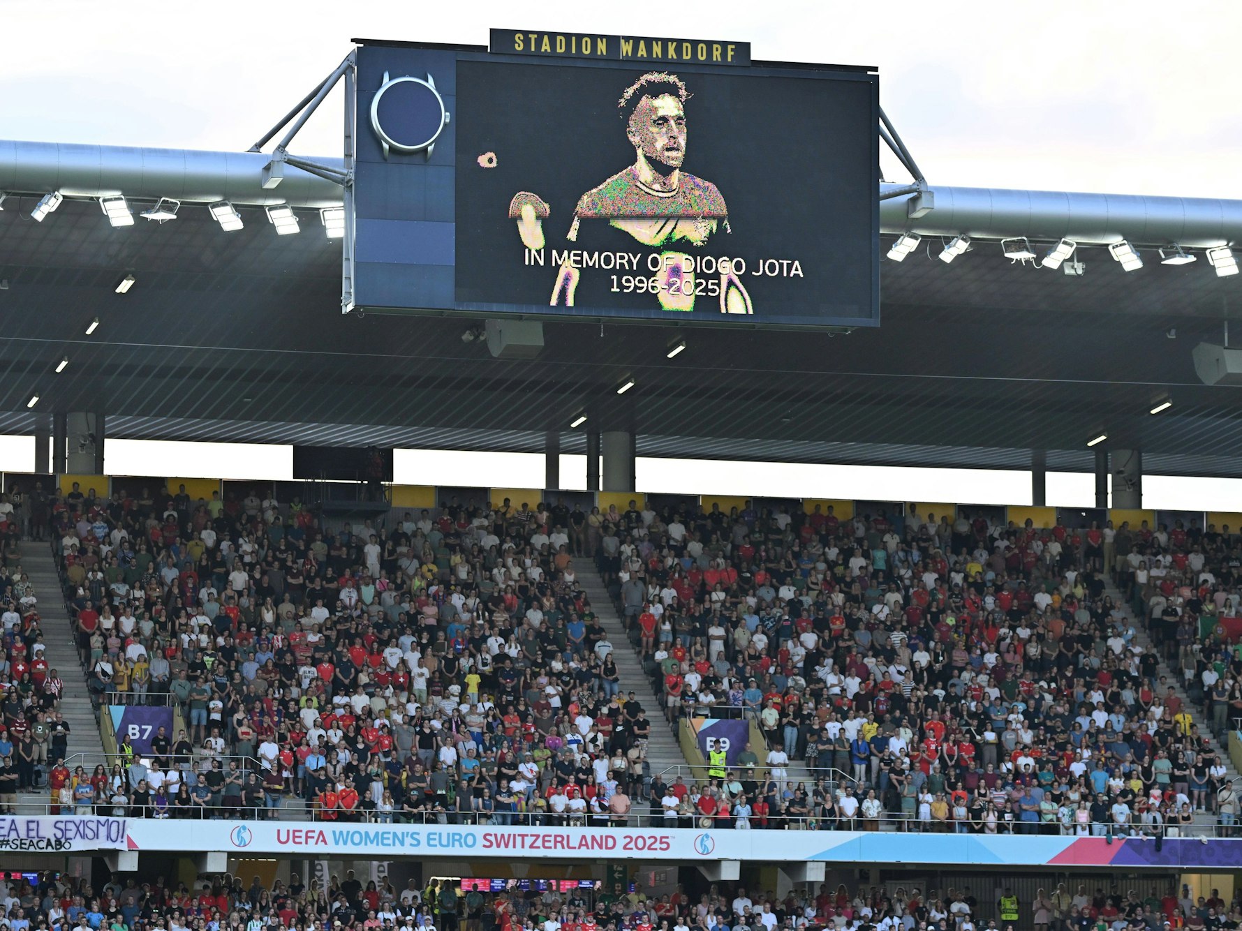 Ein Foto von Diogo Jota wurde im Stadion während der Schweigeminute gezeigt.