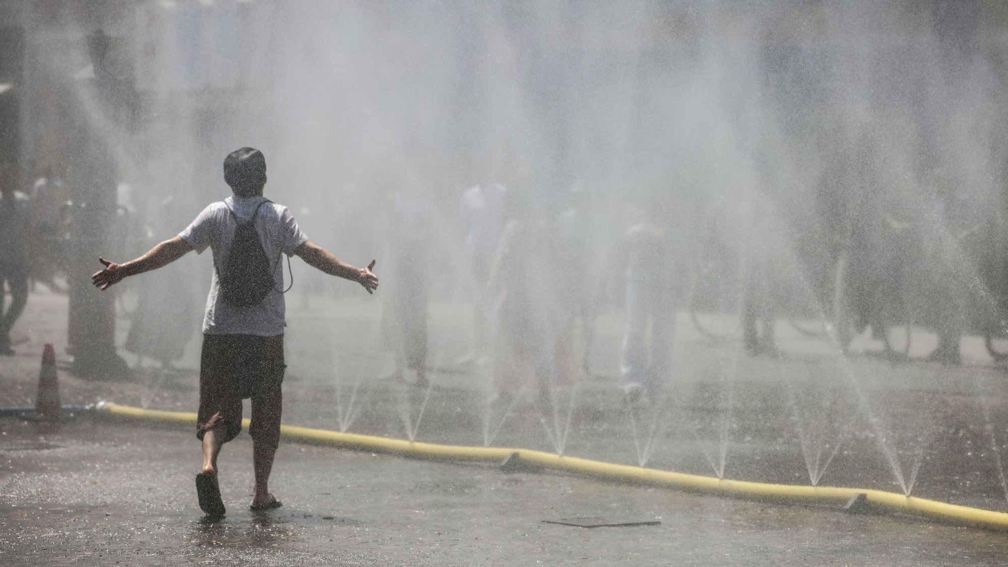 Ein Mann geht durch den Wassernebel in der Südstadt