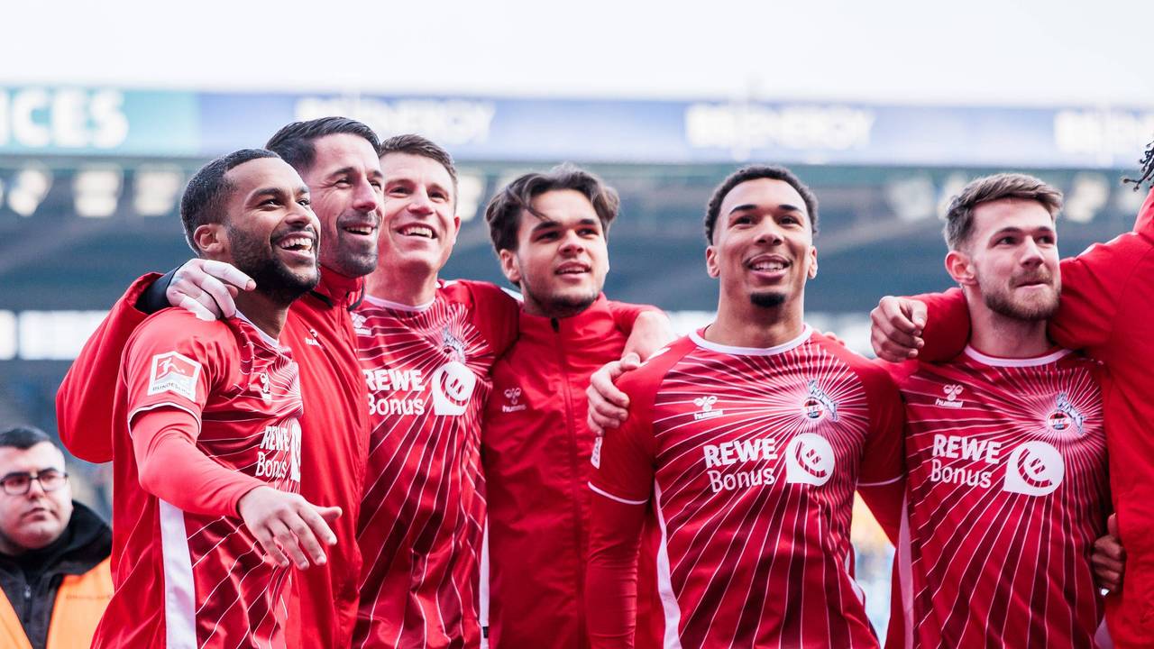 Oliver Schmitt mit seinen Mitspielern vor der Fankurve nach dem Spiel in Braunschweig.