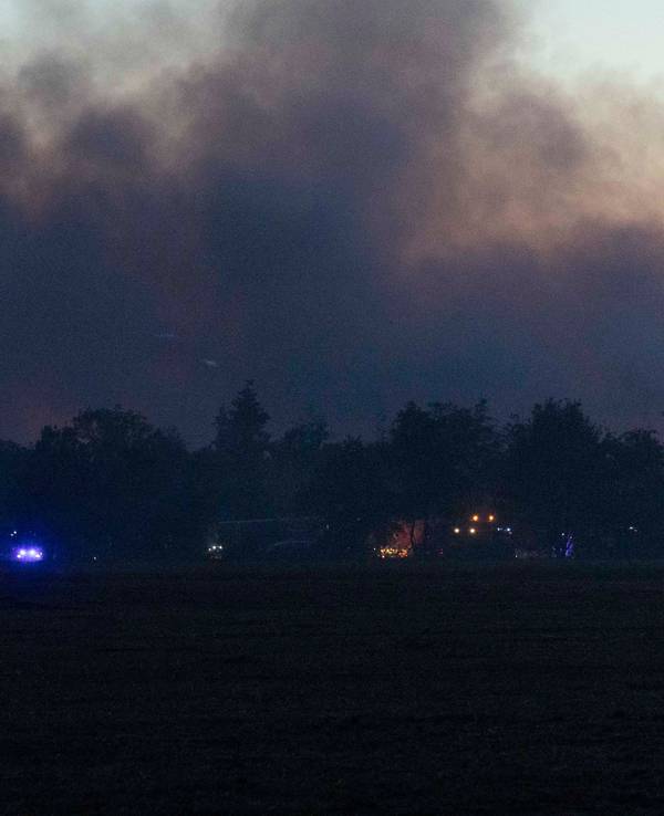 Feuerwehren sind beim Waldbrandes in der Gohrischheide im Einsatz. Die Lage beim Waldbrand in der Gohrischheide an der Grenze zwischen Sachsen und Brandenburg spitzt sich weiter zu.