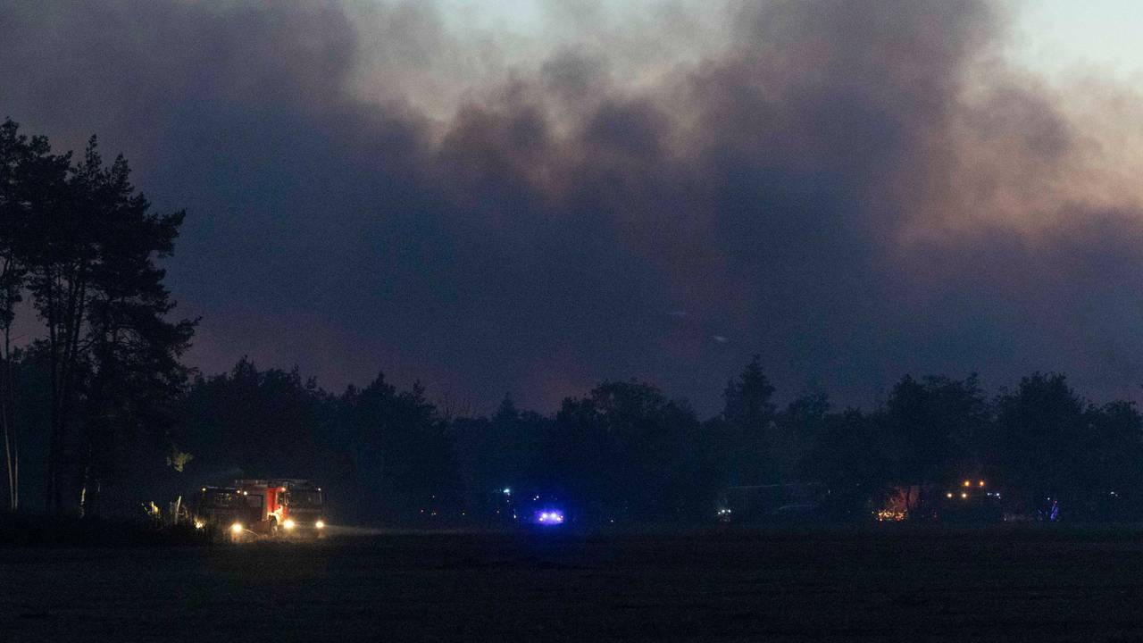 Feuerwehren sind beim Waldbrandes in der Gohrischheide im Einsatz. Die Lage beim Waldbrand in der Gohrischheide an der Grenze zwischen Sachsen und Brandenburg spitzt sich weiter zu.