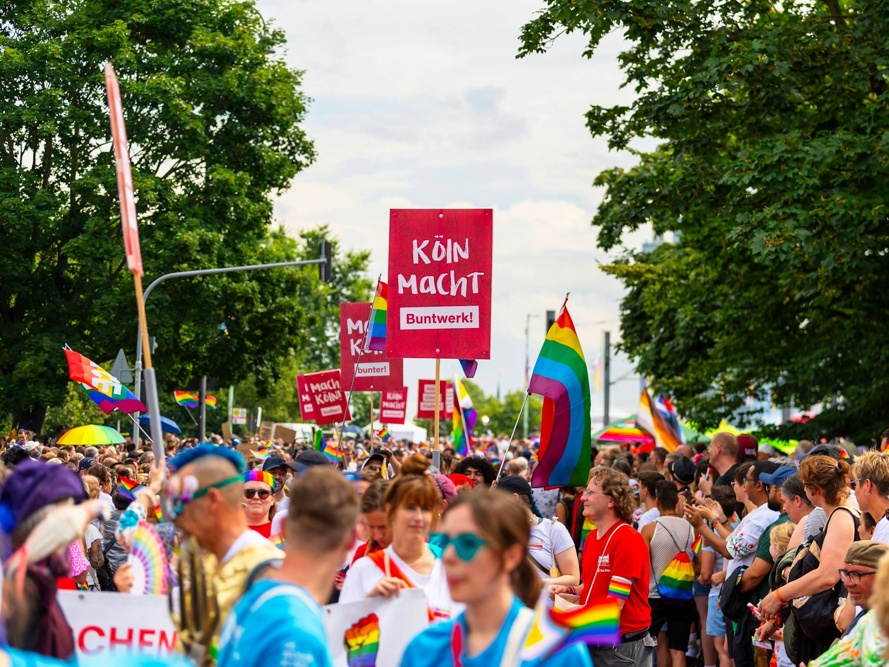 Bunte Fahnen, laute Slogans, kämpferischer Geist: Am Sonntag (6. Juli 2025) zieht die CSD-Parade durch Köln. Das Foto zeigt die Pride im Jahr 20245.