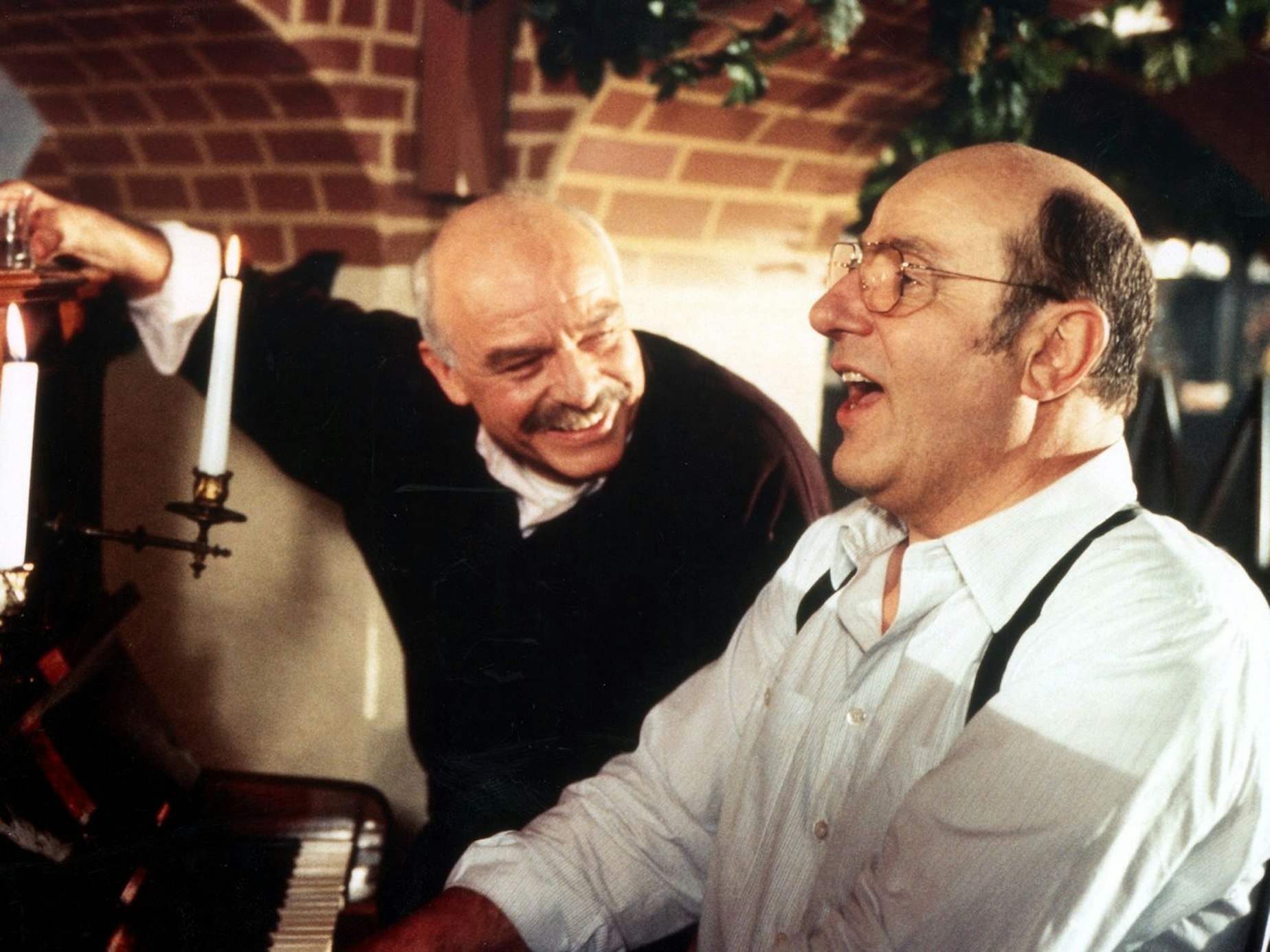 Singen an der Waterkant: Manfred Krug (links) und Charles Brauer ermittelten jahrelang als Hamburger Kommissare Stoever und Brockmöller. (Bild: ARD)