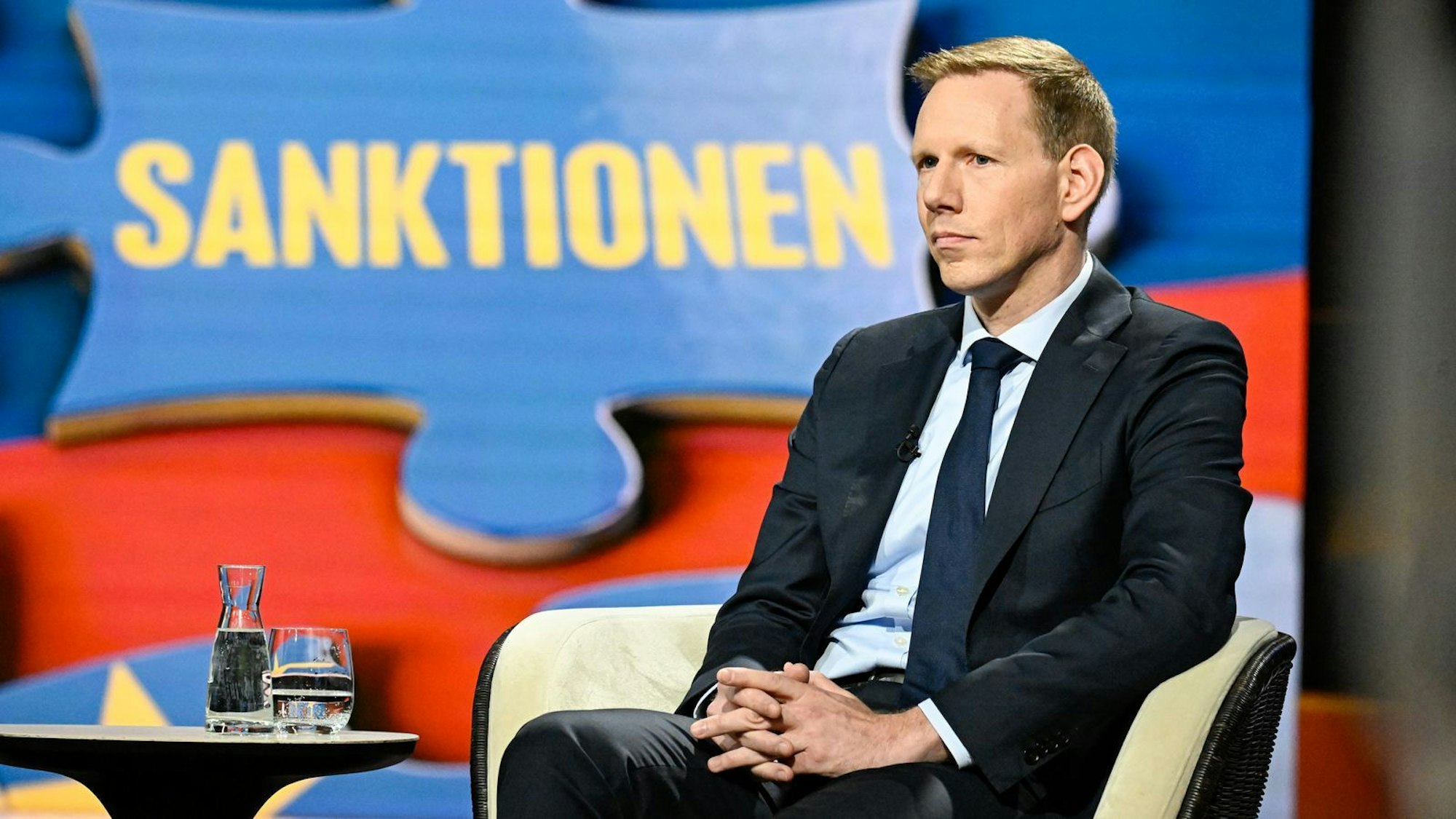 Ökonom Benjamin Hilgenstock legte dar, inwiefern der Westen aktiv den russischen Angriffskrieg in der Ukraine mitfinanziert. (Bild: ZDF / Markus Hertrich)