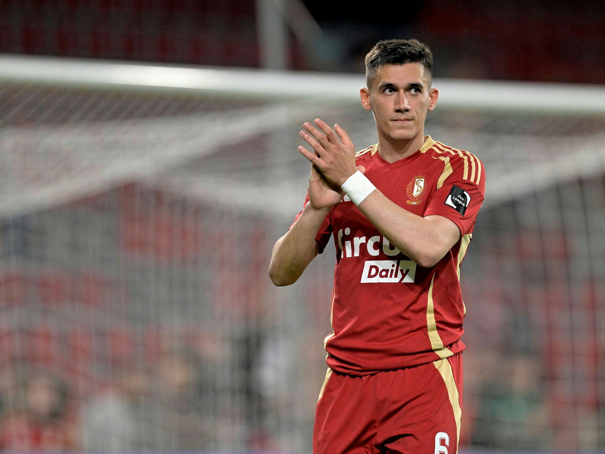 Alexandropoulos Sotiris bedakt sich klatschend bei den Fans.