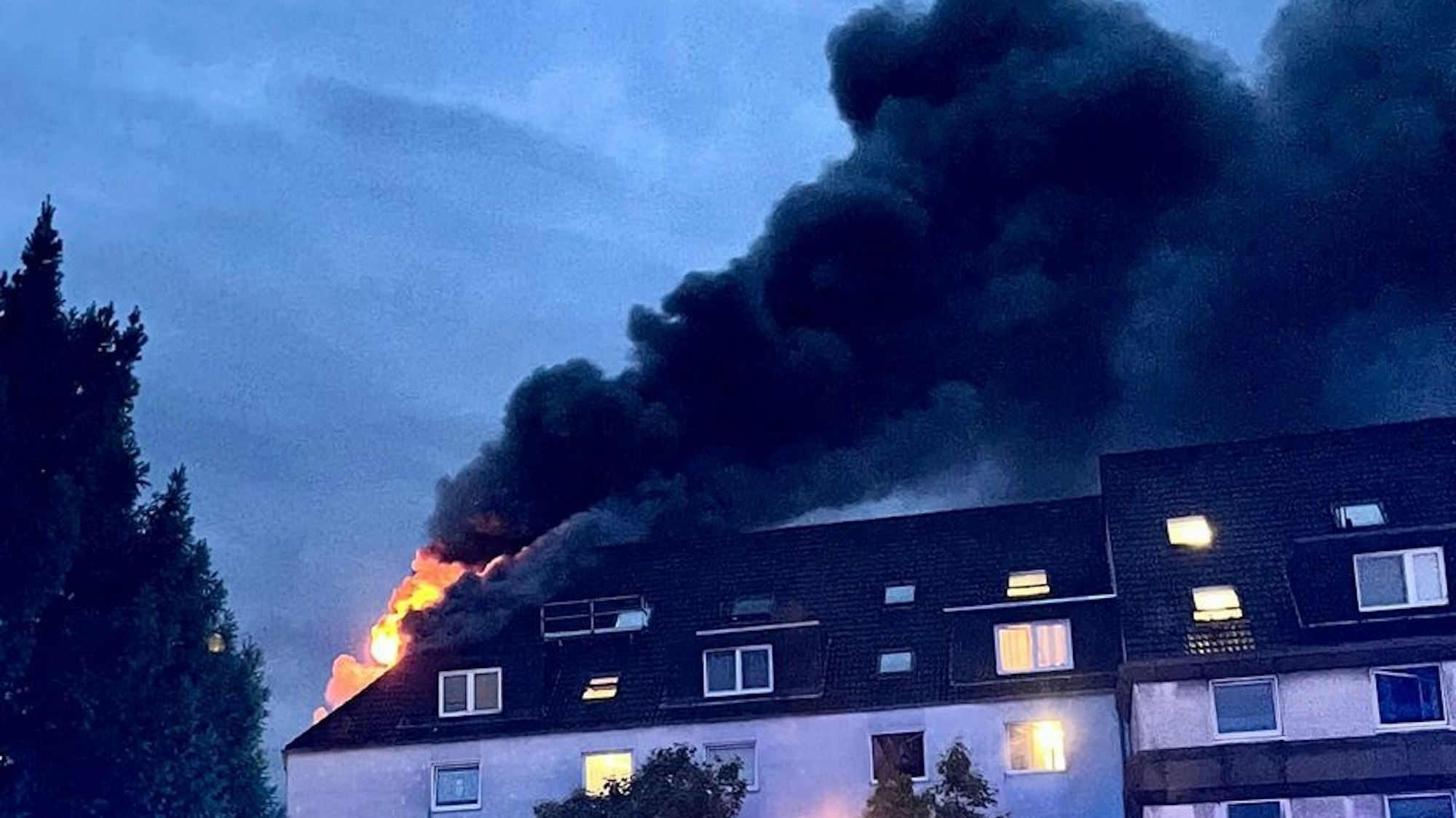 Feuerwehreinsatz bei einem ausgedehnten Wohnungsbrand in Essen-Altenessen, bei dem eine Person verstorben ist und der Dachstuhl betroffen war