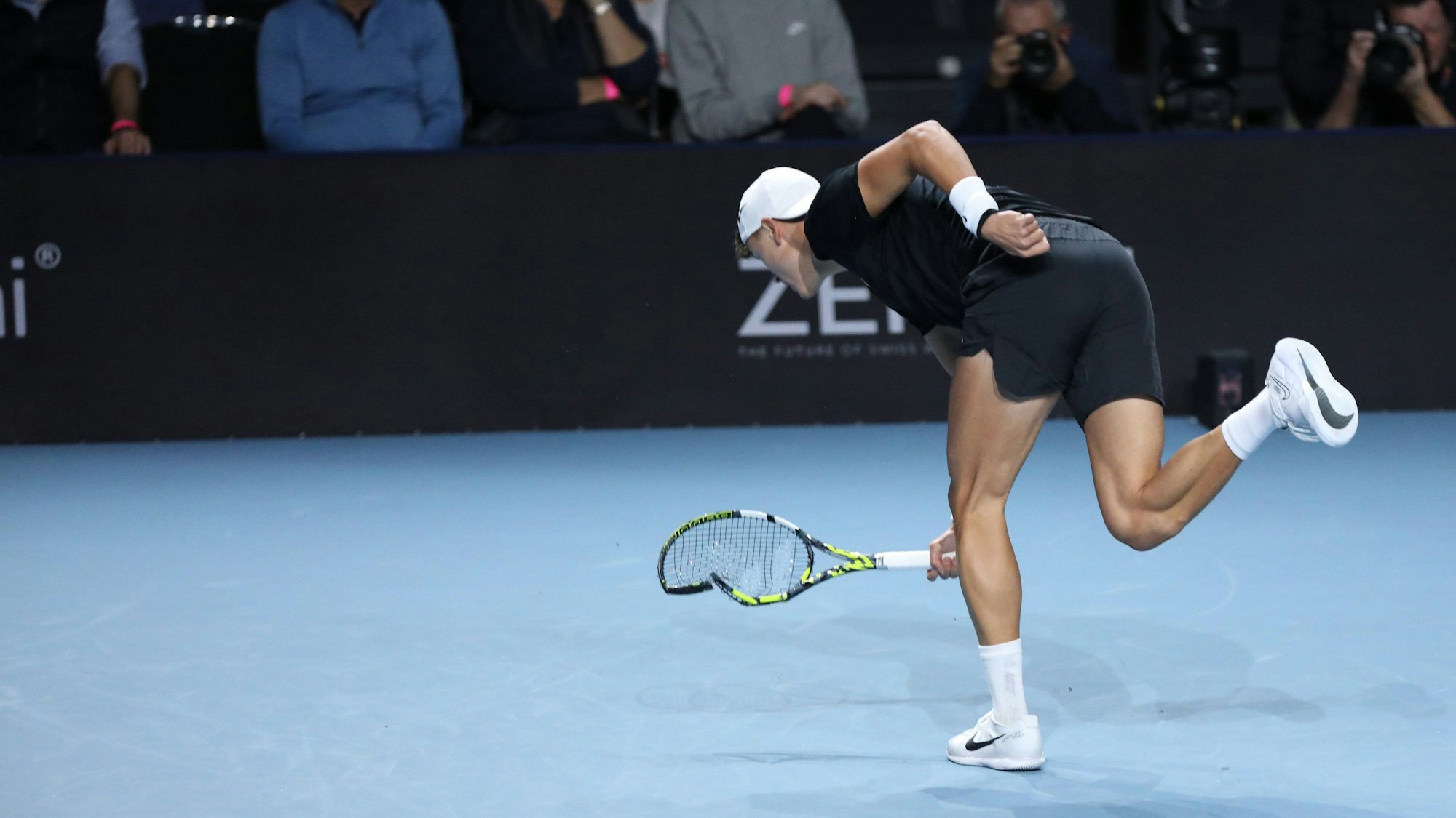 Holger Rune zerhackt seinen Schläger.