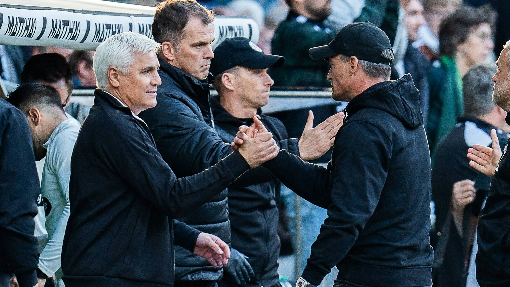 Sport-Boss Andreas Bornemann und Trainer Alexander Blessin klatschen ab.