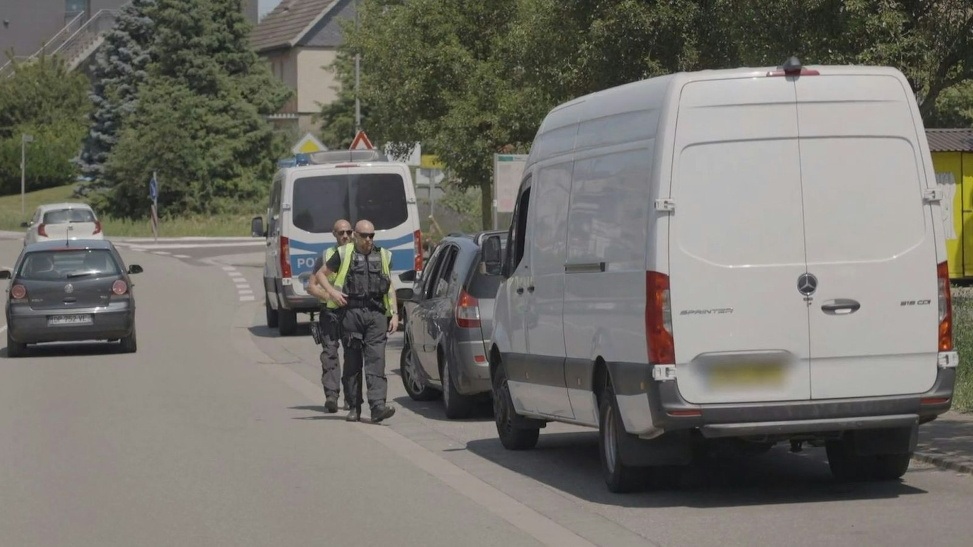 Weiße Lieferwägen sind besonders beliebt bei Schleusern, erfährt man in der WDR-Reportage „Zwischen Sicherheit und Freiheit: Alltag mit Grenzkontrollen“. (Bild: WDR)
