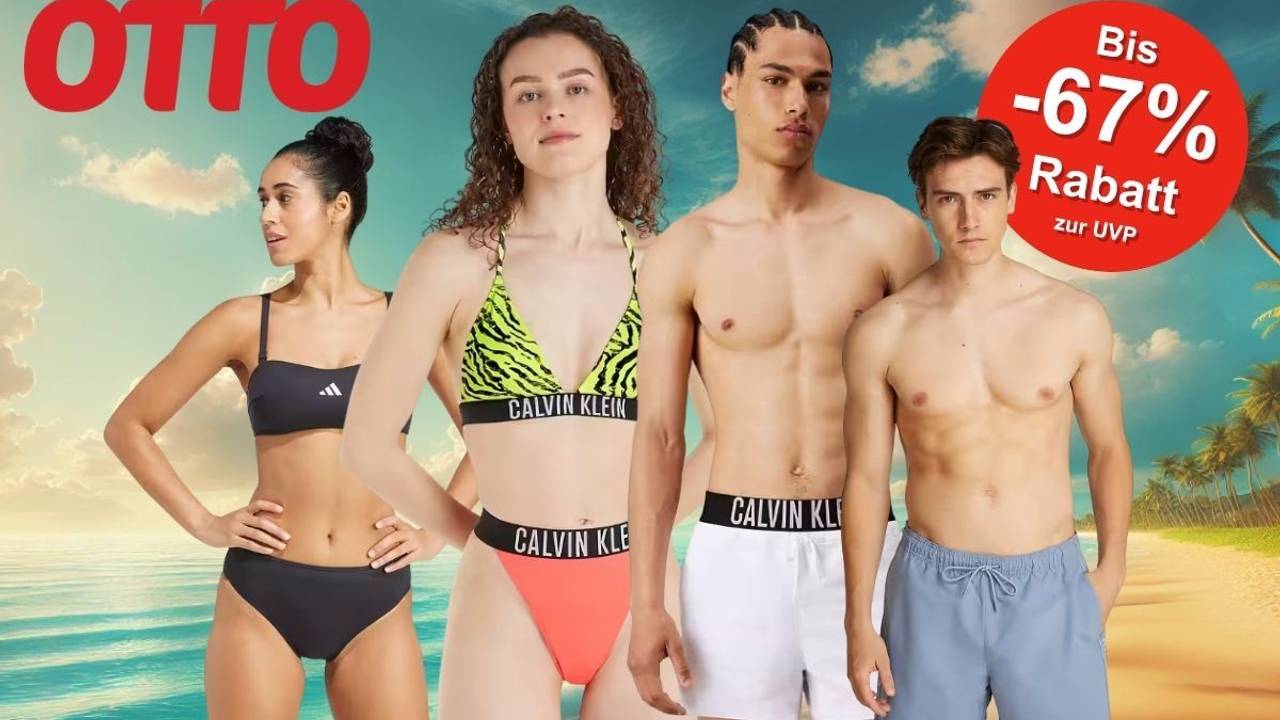 Eine sommerliche Strandkulisse mit vier jungen Erwachsenen in trendiger Bademode von Marken wie adidas und Calvin Klein.