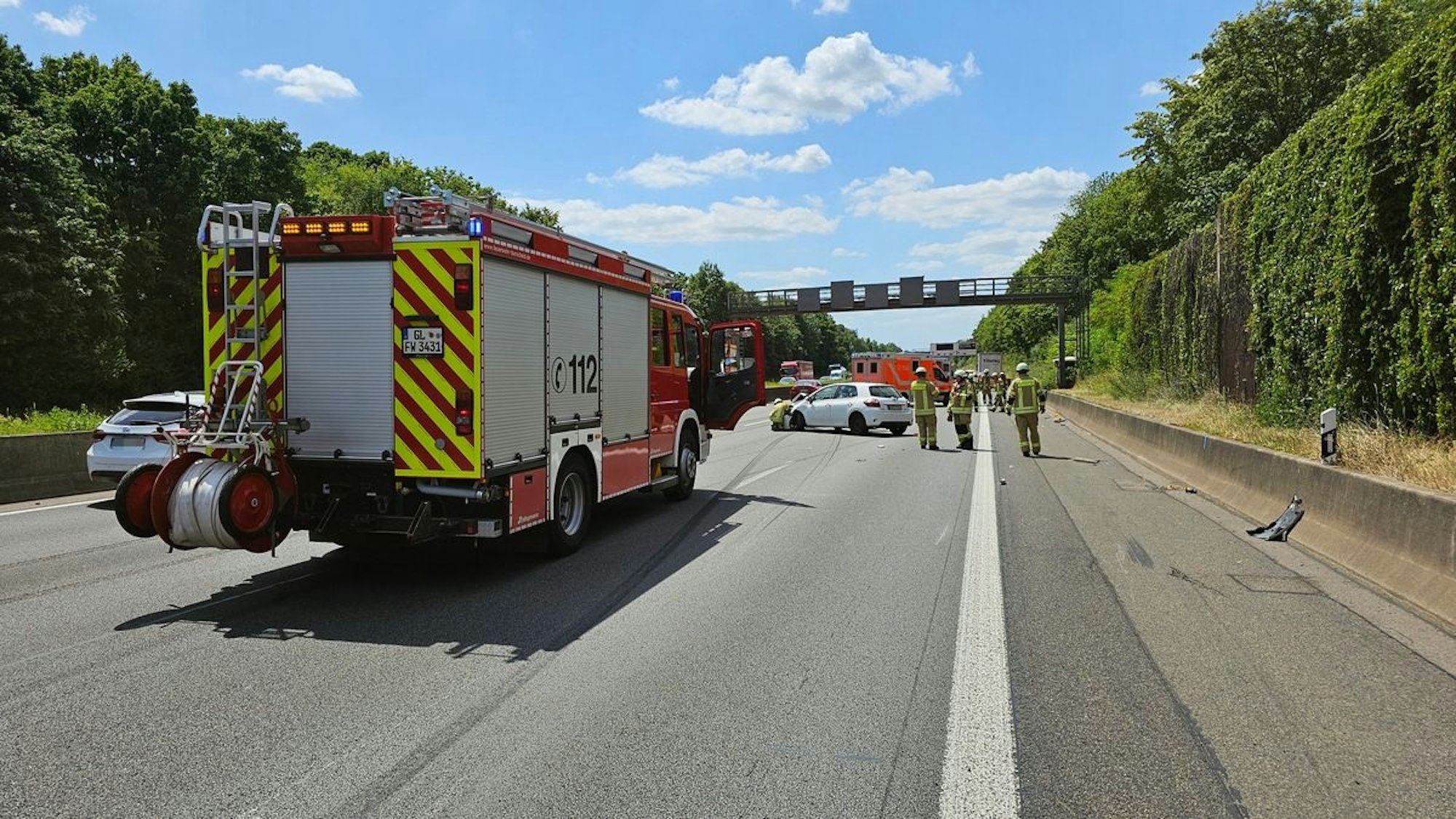 Verkehrsunfall mit mehreren Fahrzeugen auf der Autobahn A1 bei Burscheid. Zwei PKW wurden stark beschädigt, Feuerwehr und Rettungsdienst waren im Einsatz.