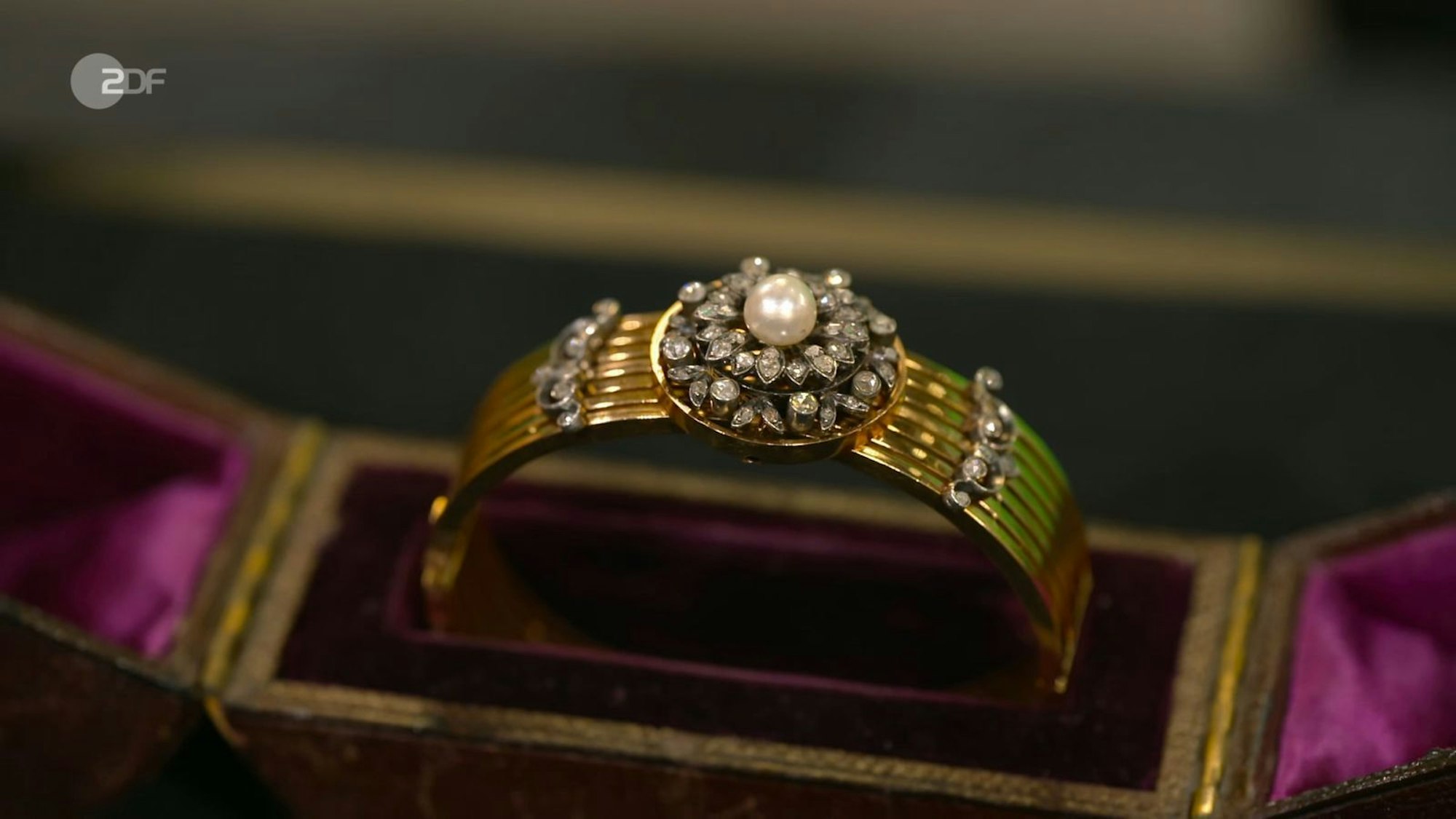 „Das ist mal ein Auftritt“, lobte Lichter das Armband aus 750er Gold mit 0,5-Karat-Diamanten und Naturperle. Erwin erhoffte sich 2.100 Euro. Heide Rezepa-Zabel empfahl bis zu 2.800. „Wunderschön“, war Dr. Lisa Nüdling verzaubert. Sie bezahlte 2.600 Euro. (Bild: ZDF)