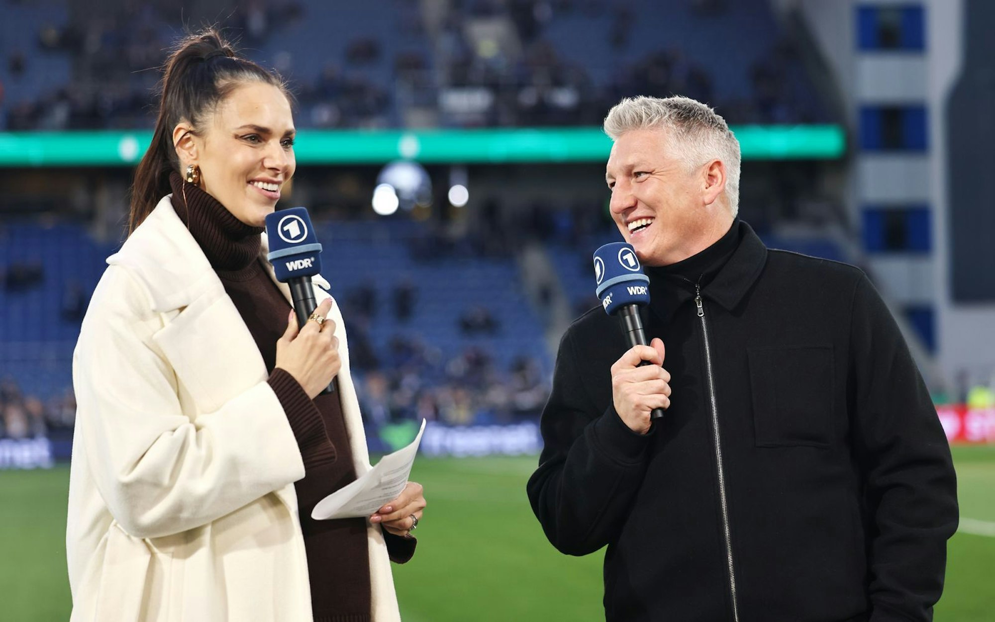 Esther Sedlaczek und Bastian Schweinsteiger führen durch wichtige Fußball-Live-Übertragungen im Ersten. (Bild: 2025 Getty Images/Christof Koepsel)