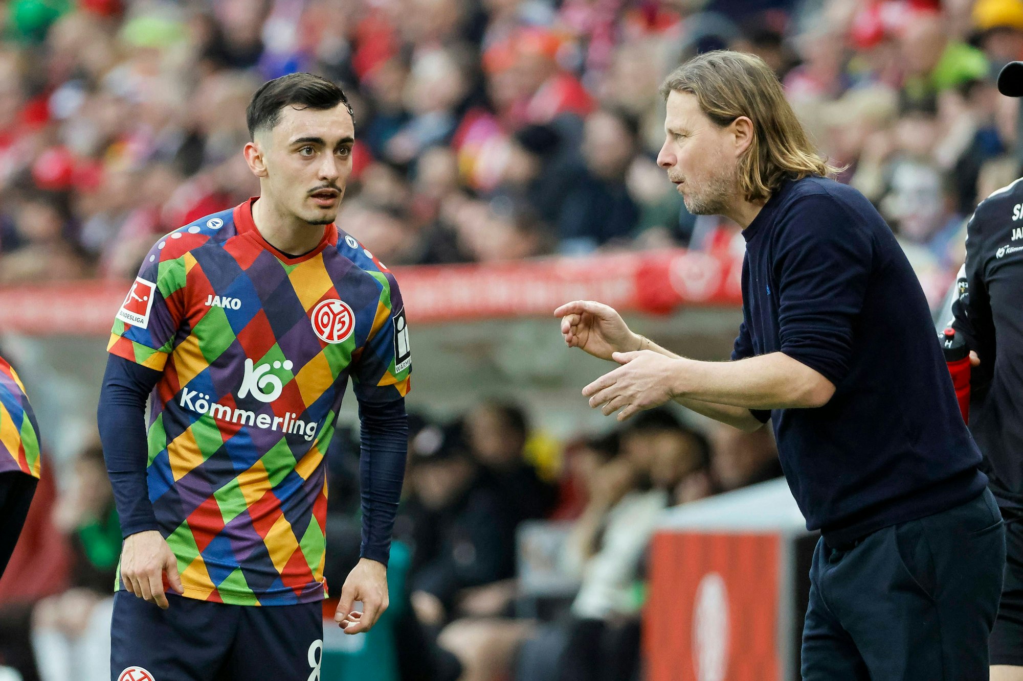 Bo Henriksen (r.) gibt Paul Nebel bei einem Spiel von Mainz 05 Anweisungen.