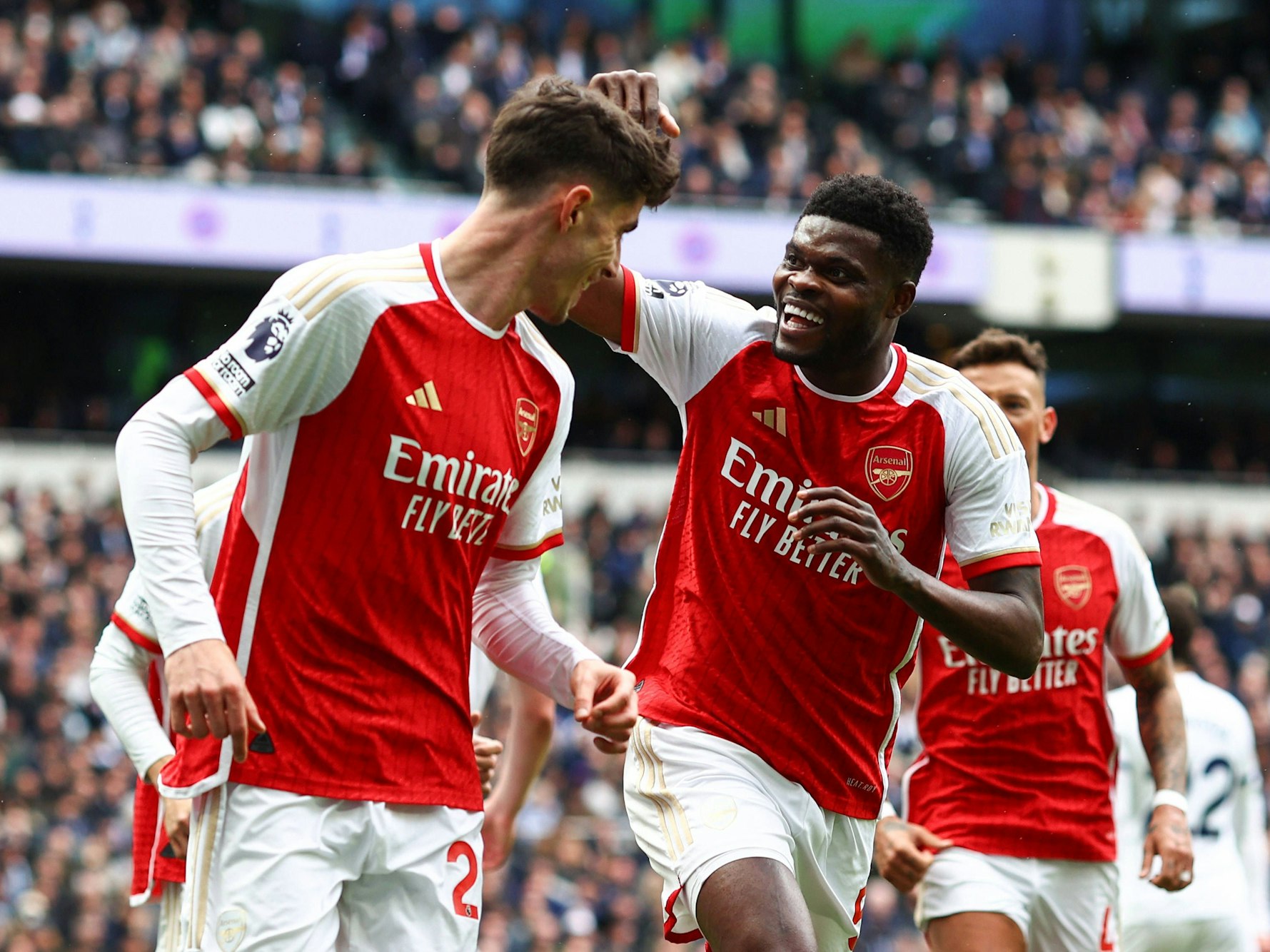 Thomas Partey und Kai Havertz bejubeln gemeinsam einen Treffer des FC Arsenal.