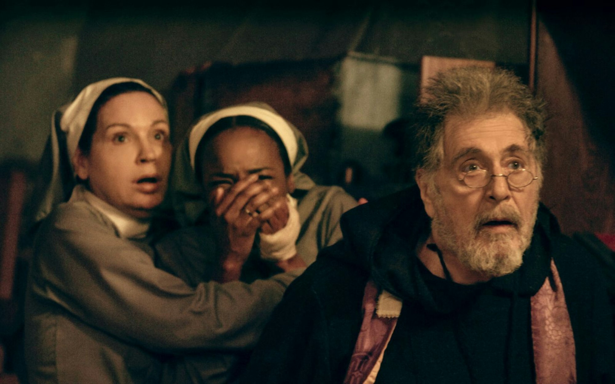 Priester Theophilus Riesinger (Al Pacino) ist schockiert von den Ereignissen während des Exorzismus. (Bild: Leonine)