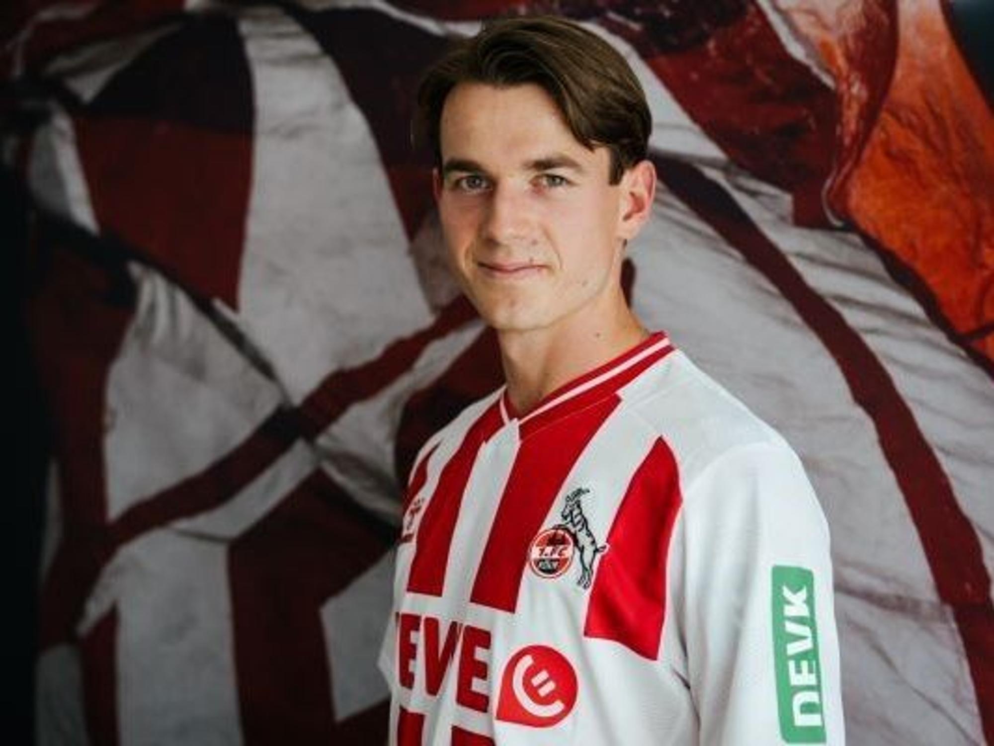 Jakub Kaminski posiert im Trikot des 1. FC Köln.