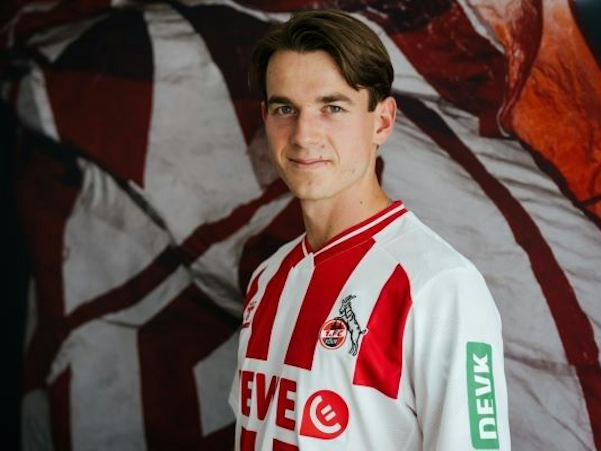 Jakub Kaminski posiert im Trikot des 1. FC Köln.