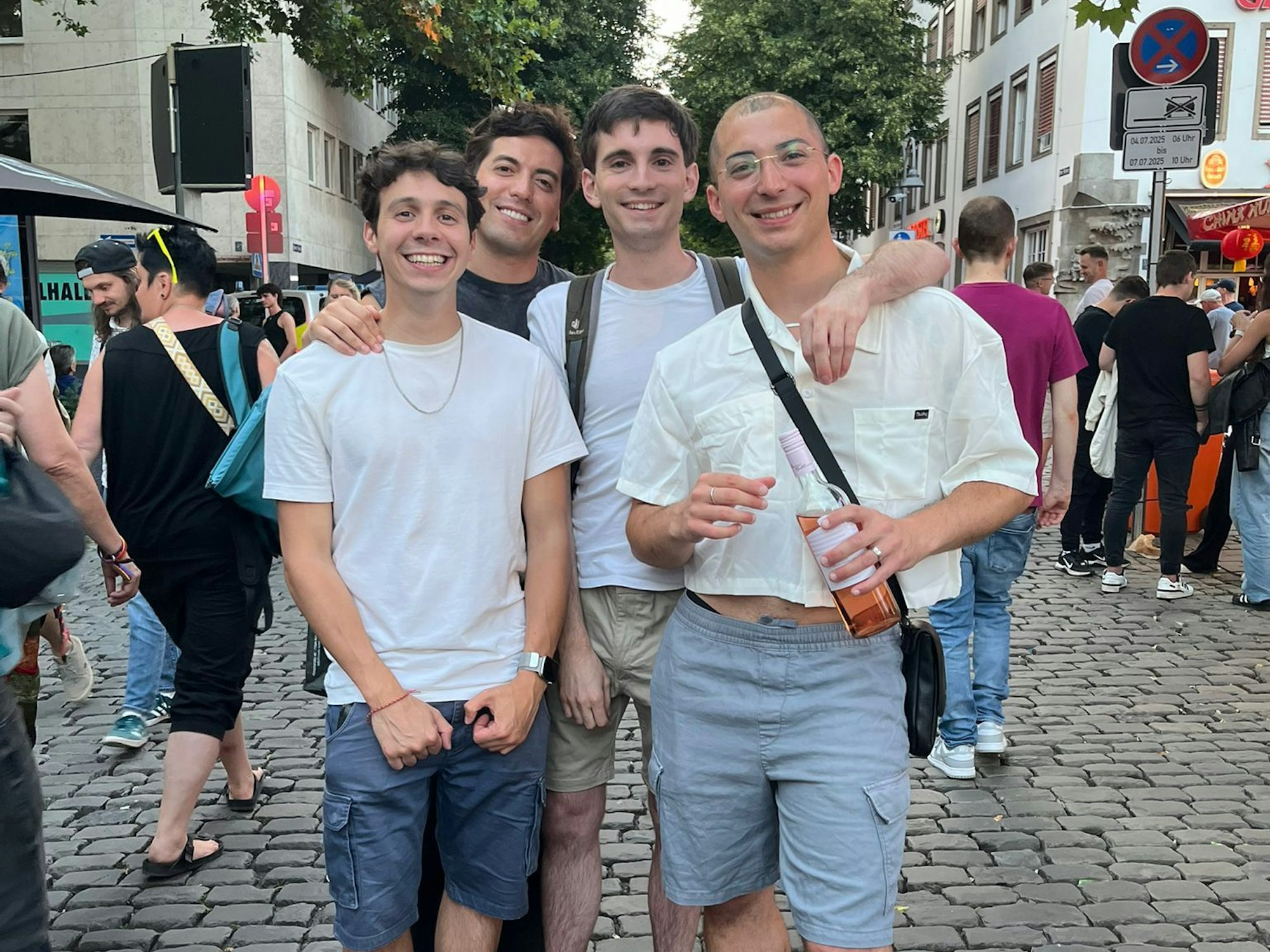 Stefano, Silvio, Alejandro, Diego: Drei Italiener und ein Chilene. Auch sie lieben die Stimmung in Köln.