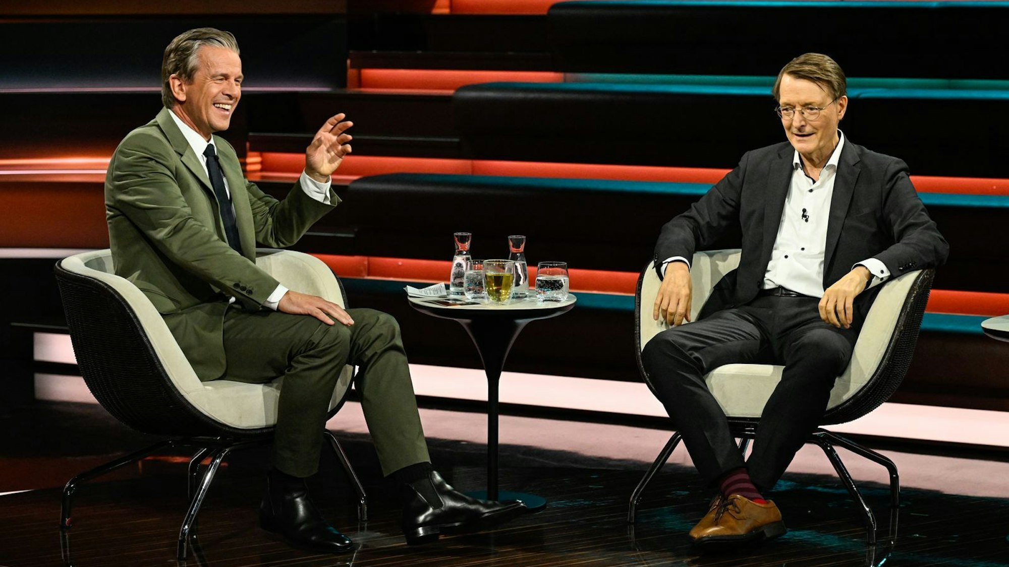 Im Gespräch mit Markus Lanz geriet Karl Lauterbach in Erklärungsnot, als es um die geschwärzten Passagen des Sudhof-Berichts ging. Markus Lanz hatte gut lachen. (Bild: ZDF / Markus Hertrich)