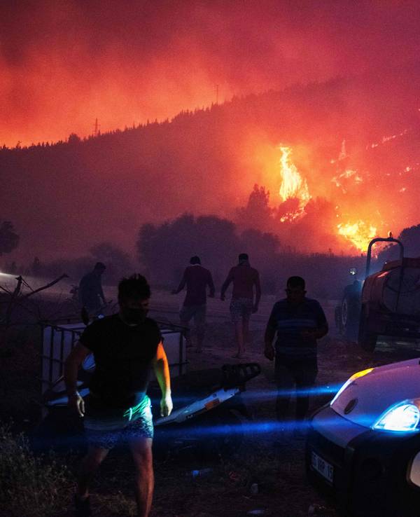 insatzkräfte kämpfen in der Ägäisregion Tag und Nacht gegen die Flammen - doch der Wind treibt das Feuer immer weiter.