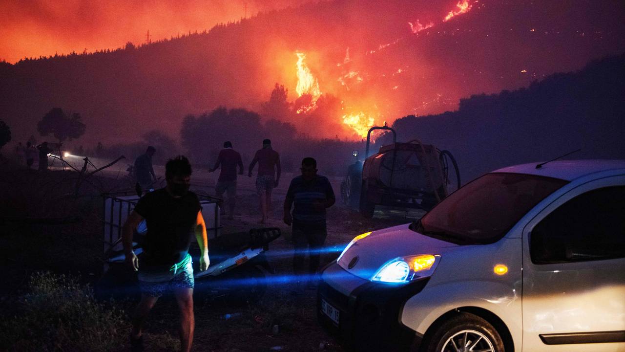 insatzkräfte kämpfen in der Ägäisregion Tag und Nacht gegen die Flammen - doch der Wind treibt das Feuer immer weiter.
