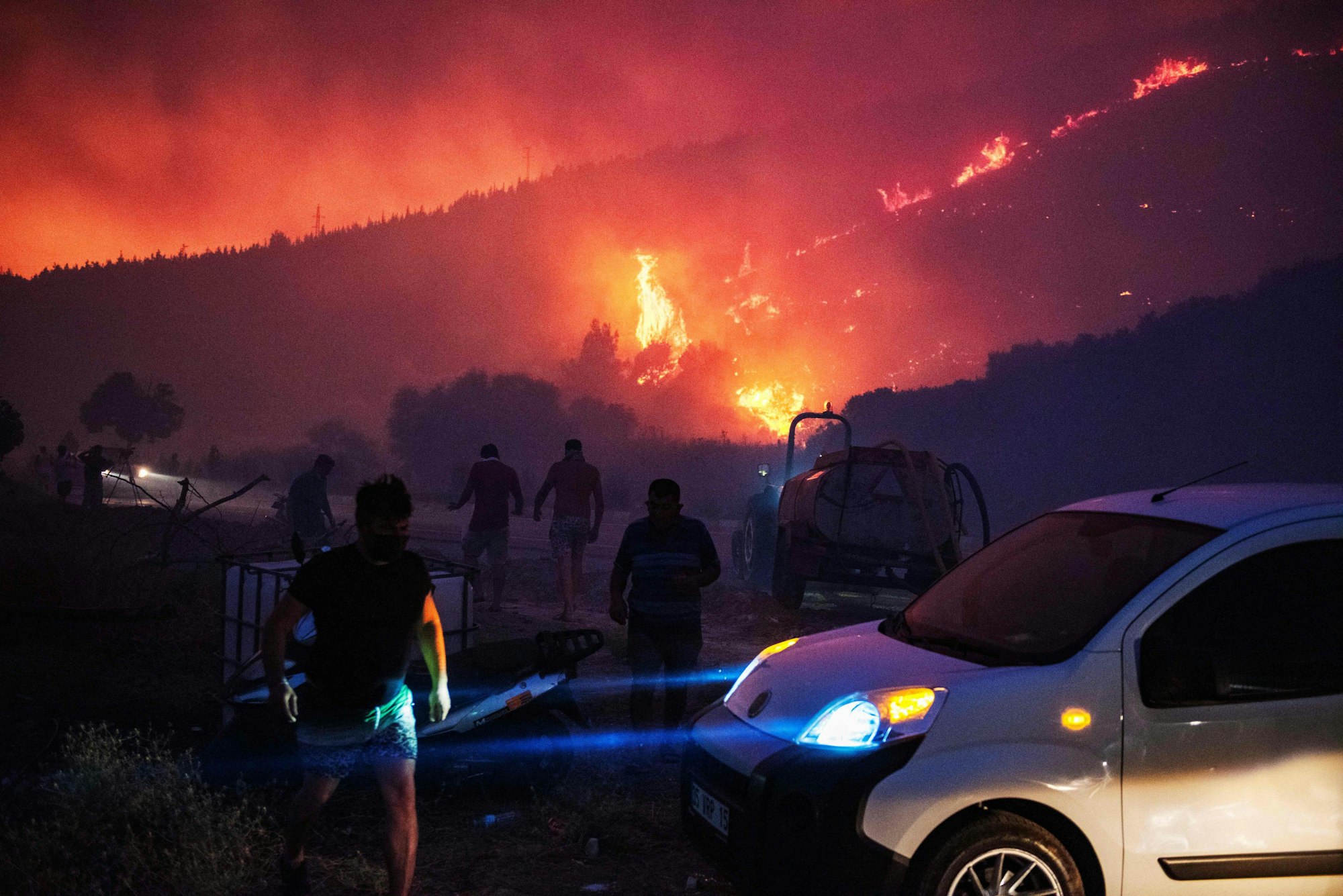 insatzkrĂ€fte kĂ€mpfen in der ĂgĂ€isregion Tag und Nacht gegen die Flammen - doch der Wind treibt das Feuer immer weiter.