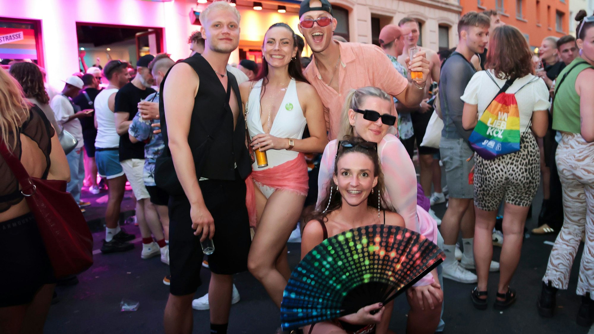 Feiernde auf der Schaafenstraße in Köln (Archivfoto)