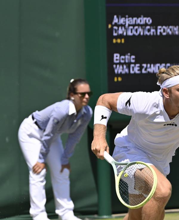 Alejandro Davidovich Fokina bei einem Match gegen Botic van de Zandschulp in Wimbledon.