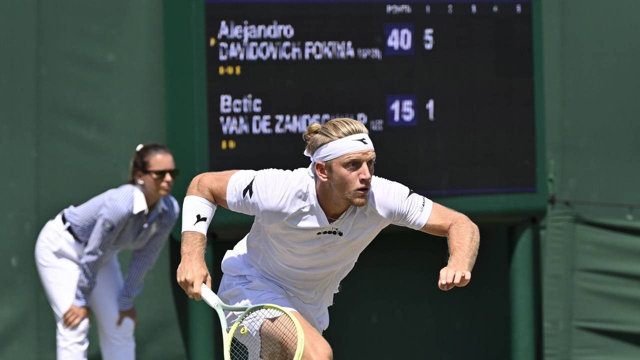 Alejandro Davidovich Fokina bei einem Match gegen Botic van de Zandschulp in Wimbledon.