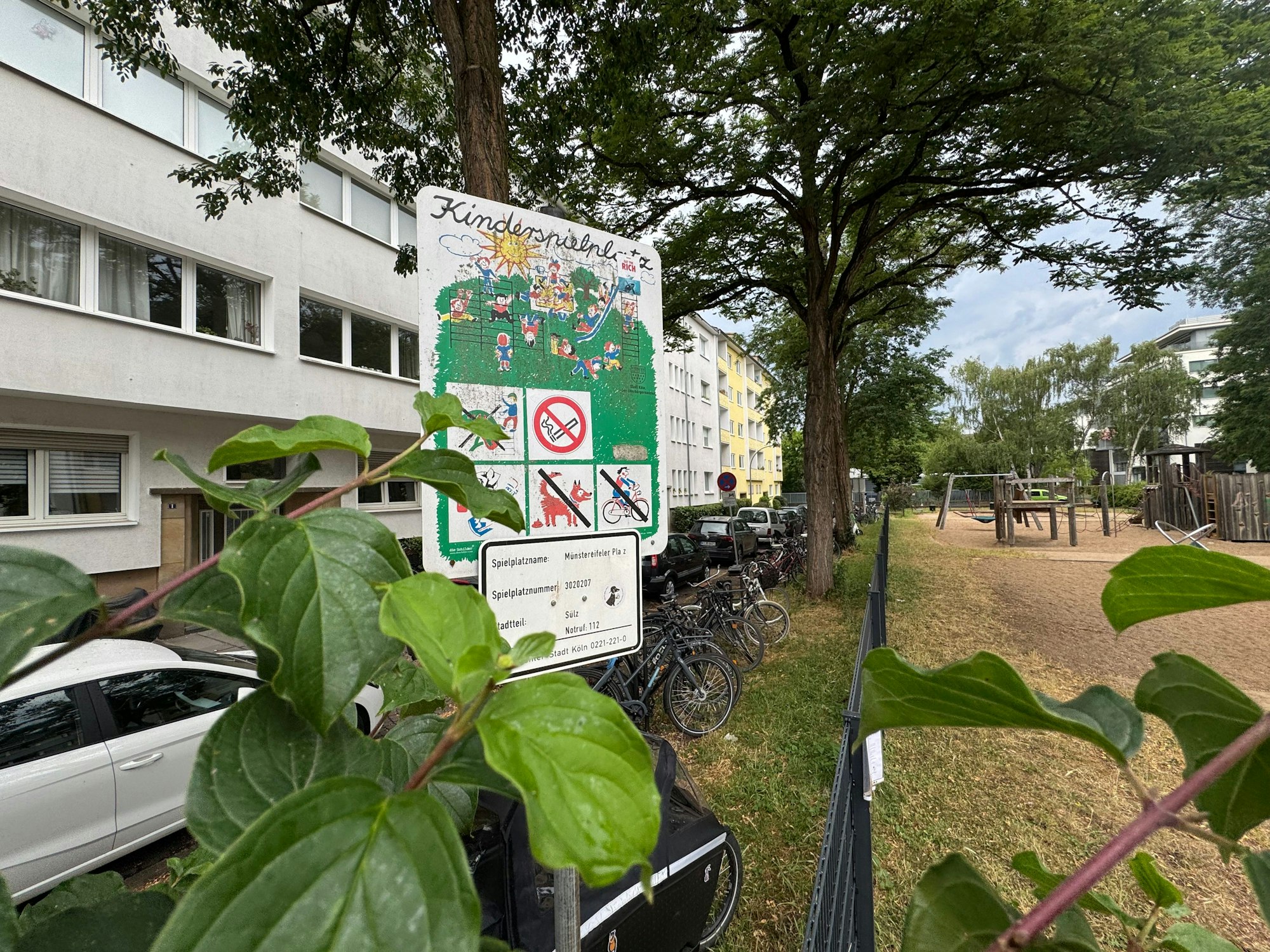 Ein Schild mit der Aufschrift Spielplatz ist auf dem Kinderspielplatz Münstereifeler Platz zu sehen.