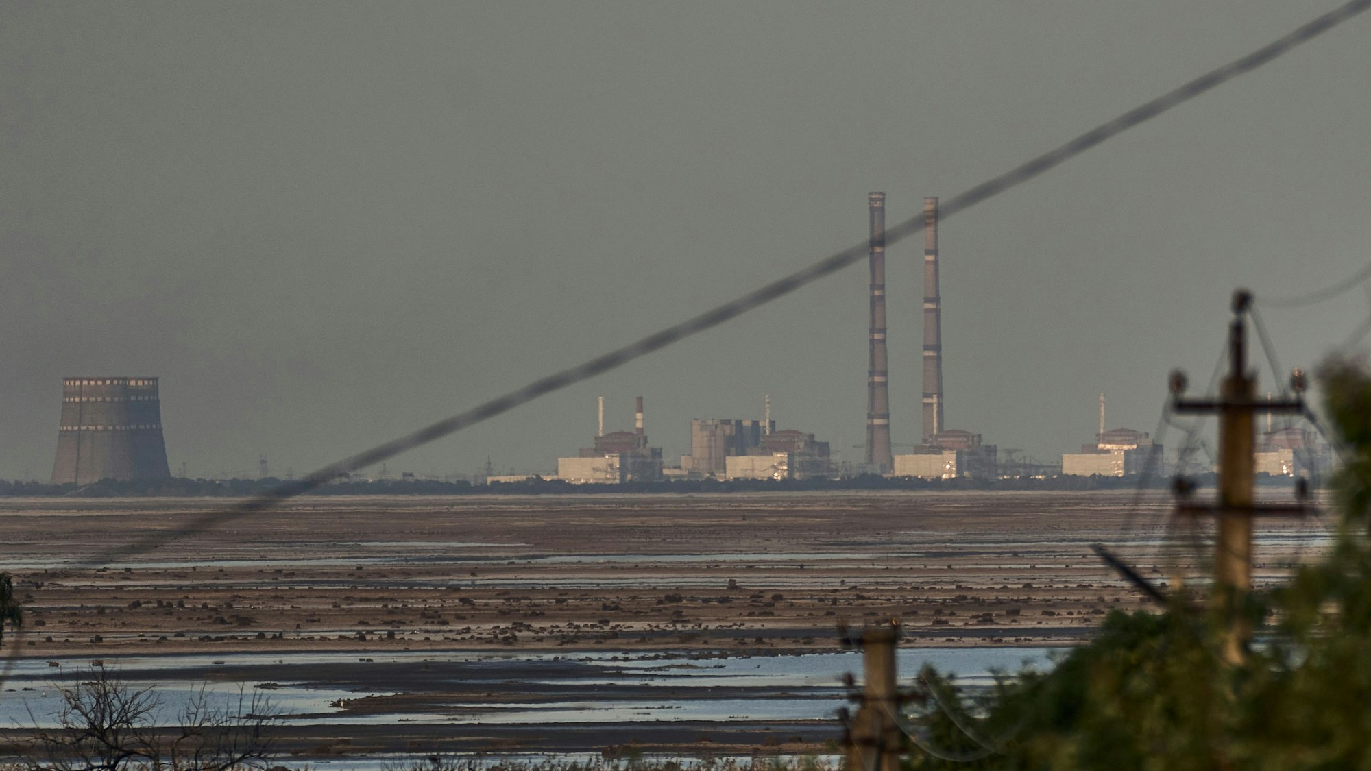 Europas größtes Kernkraftwerk Saporischschja ist hinter dem Kachowka-Stausees im russisch besetzten Teil der Ukraine zu sehen.