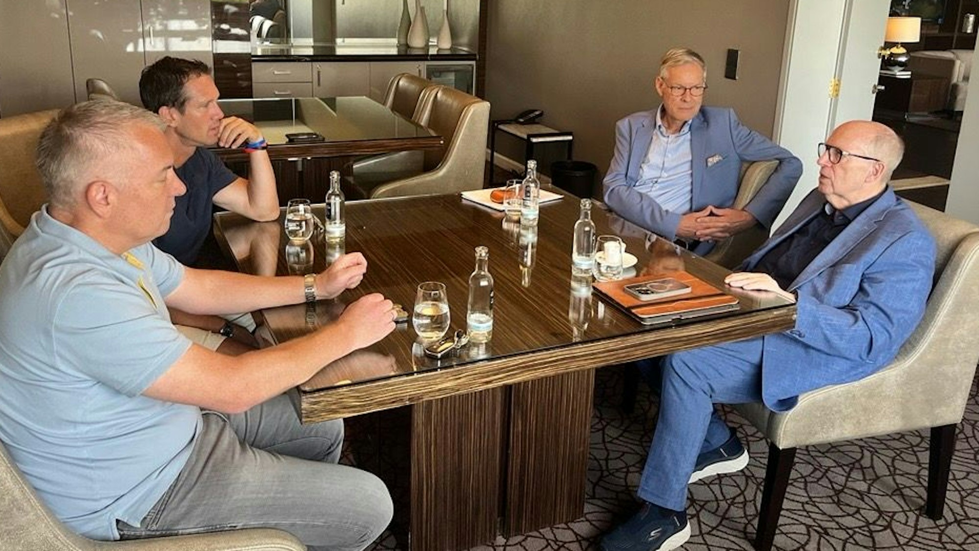 Reiner Calmund und Sven-Georg Adenauer trafen sich zum Interview mit den EXPRESS.de-Redakteuren Uwe Bödeker und Marcel Schwamborn.