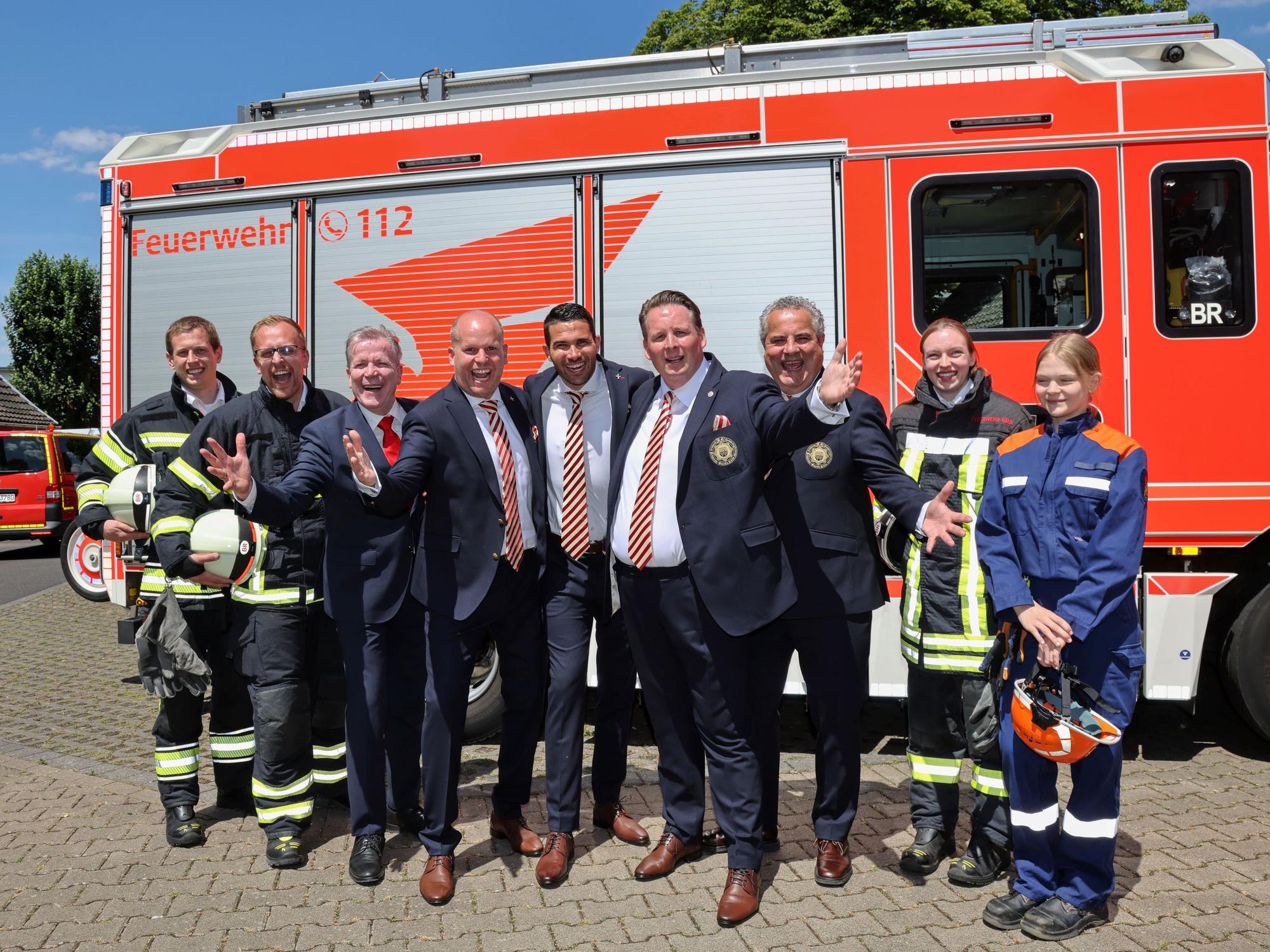Das designierte Kölner Dreigestirn bei der Feuerwehr.