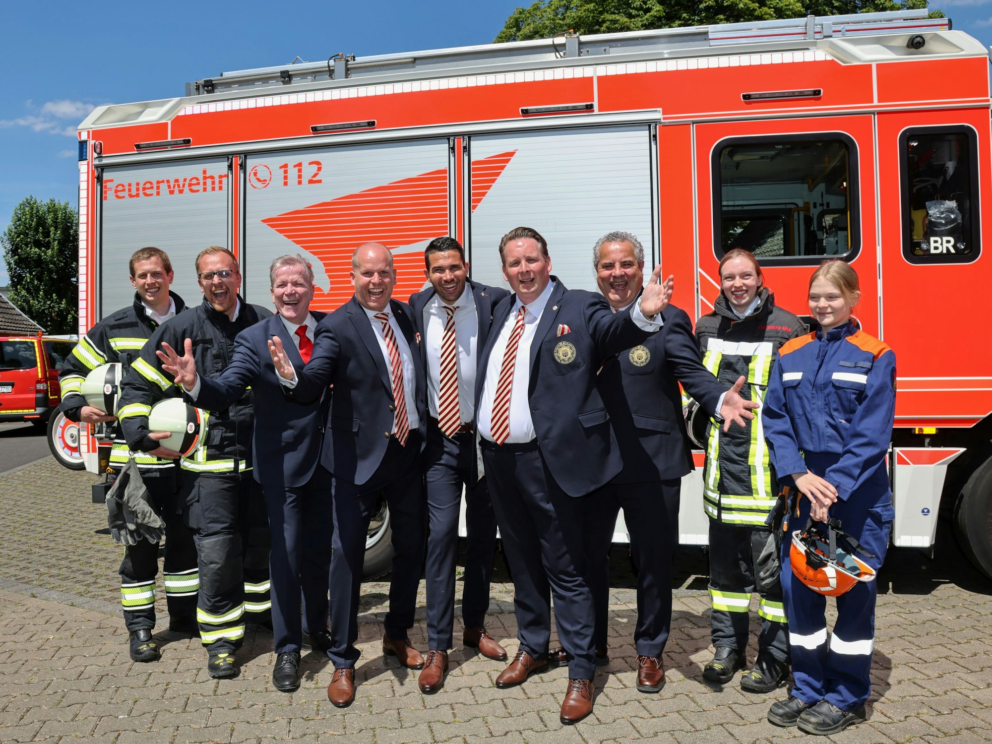 Das designierte Kölner Dreigestirn bei der Feuerwehr.
