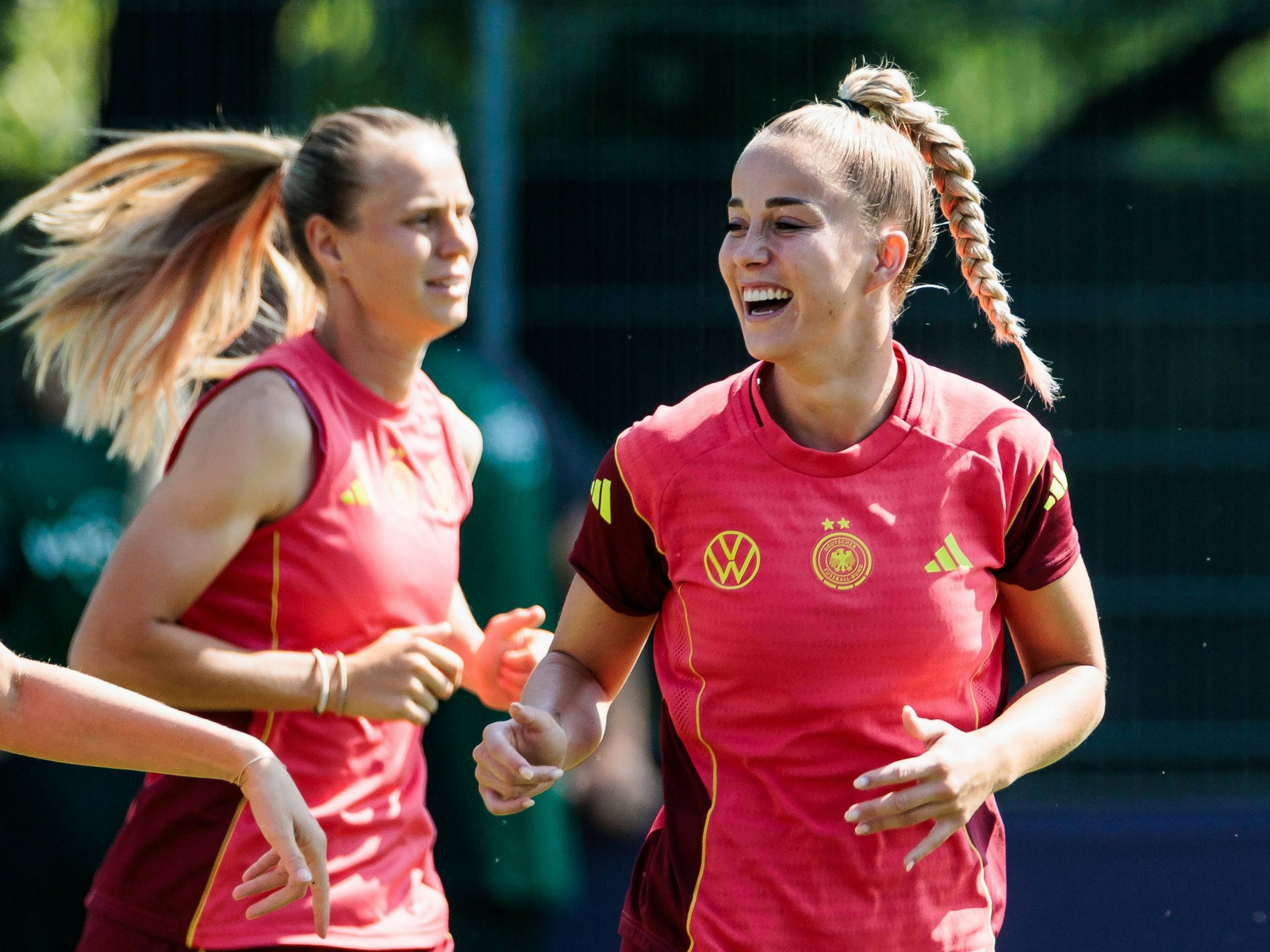 Giulia Gwinn lacht beim Training.