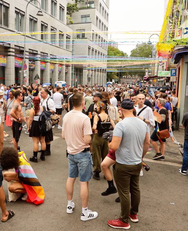 CSD in Köln: Feiernde auf der Schaafenstraße