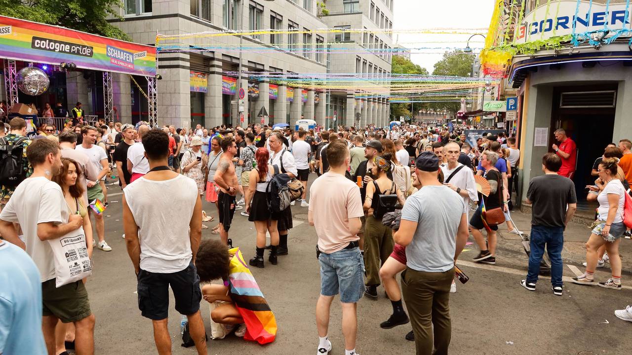CSD in Köln: Feiernde auf der Schaafenstraße