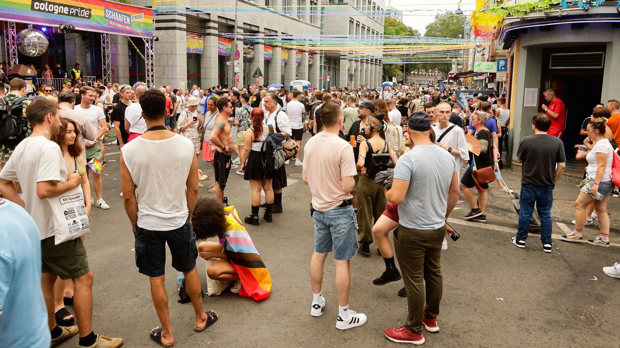 CSD in Köln: Feiernde auf der Schaafenstraße