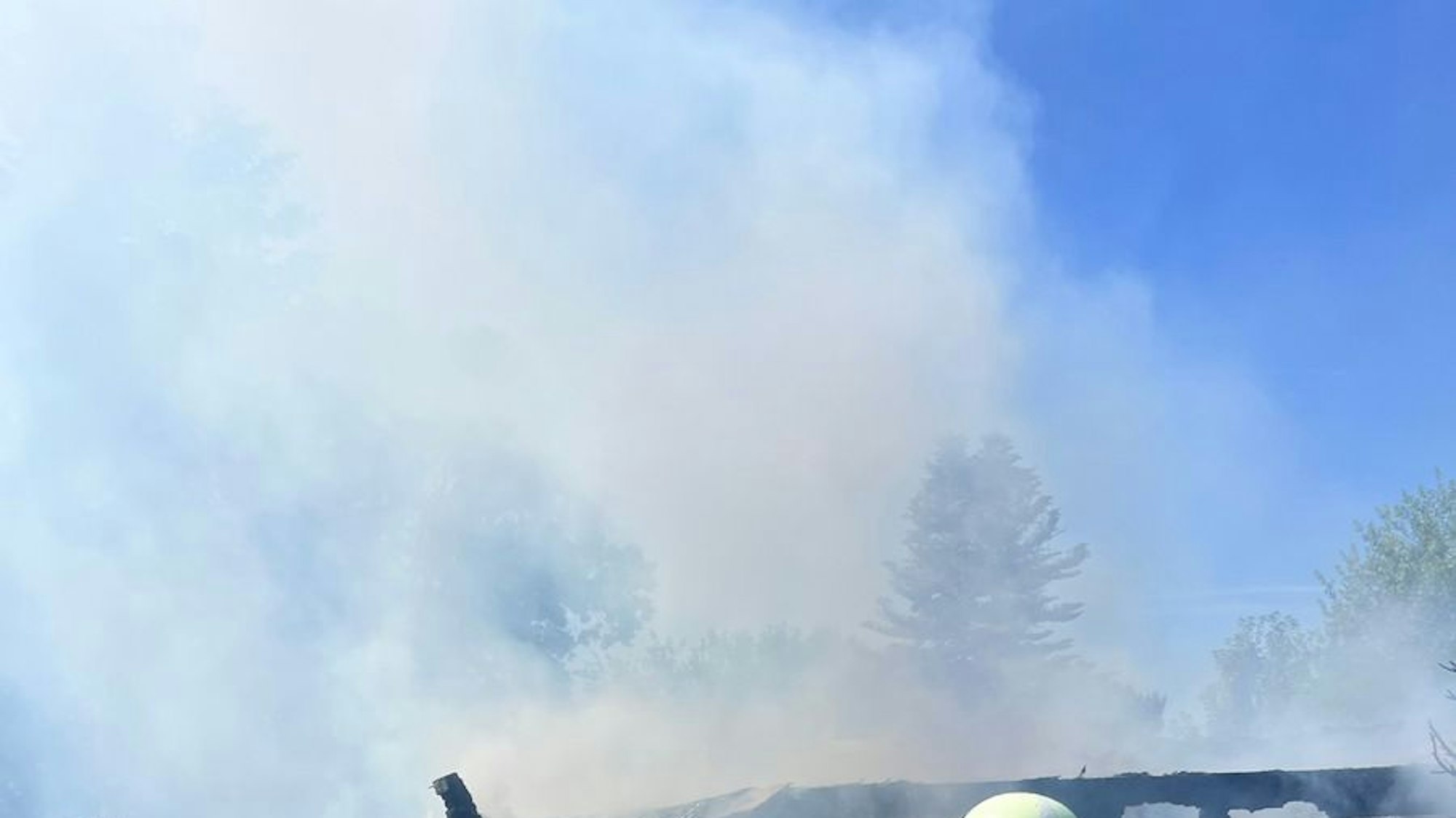 Starke Rauchentwicklung bei einem Gartenlaubenbrand in Bochum.