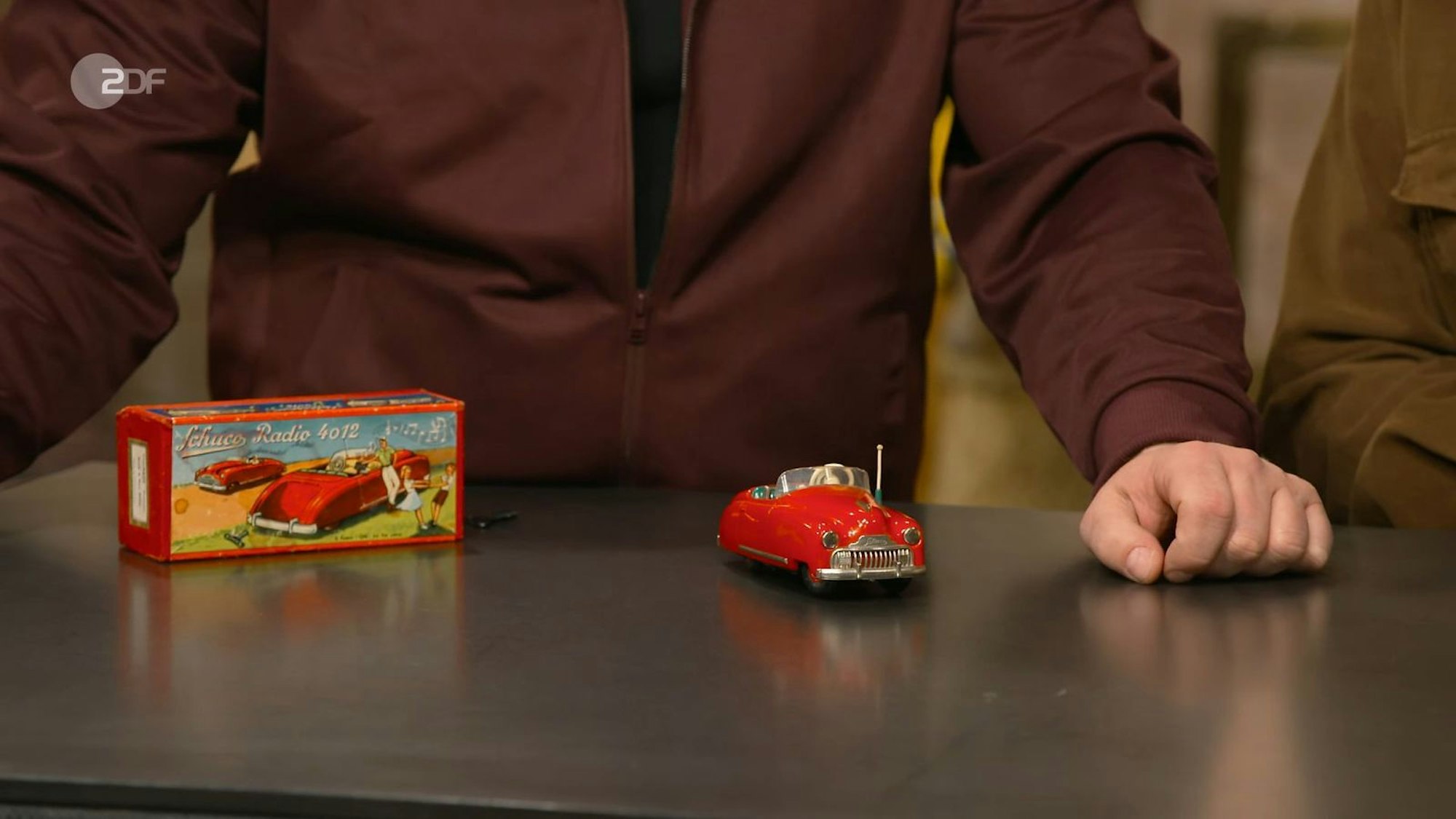 Das aufziehbare Schuco Spielzeugauto „Radio 4012“ mit Spieluhr aus dem Jahr 1954/55 hat einen Wert von 300 bis 350 Euro. Daniel Meyer zahlte 300 Euro.
(Bild: ZDF)