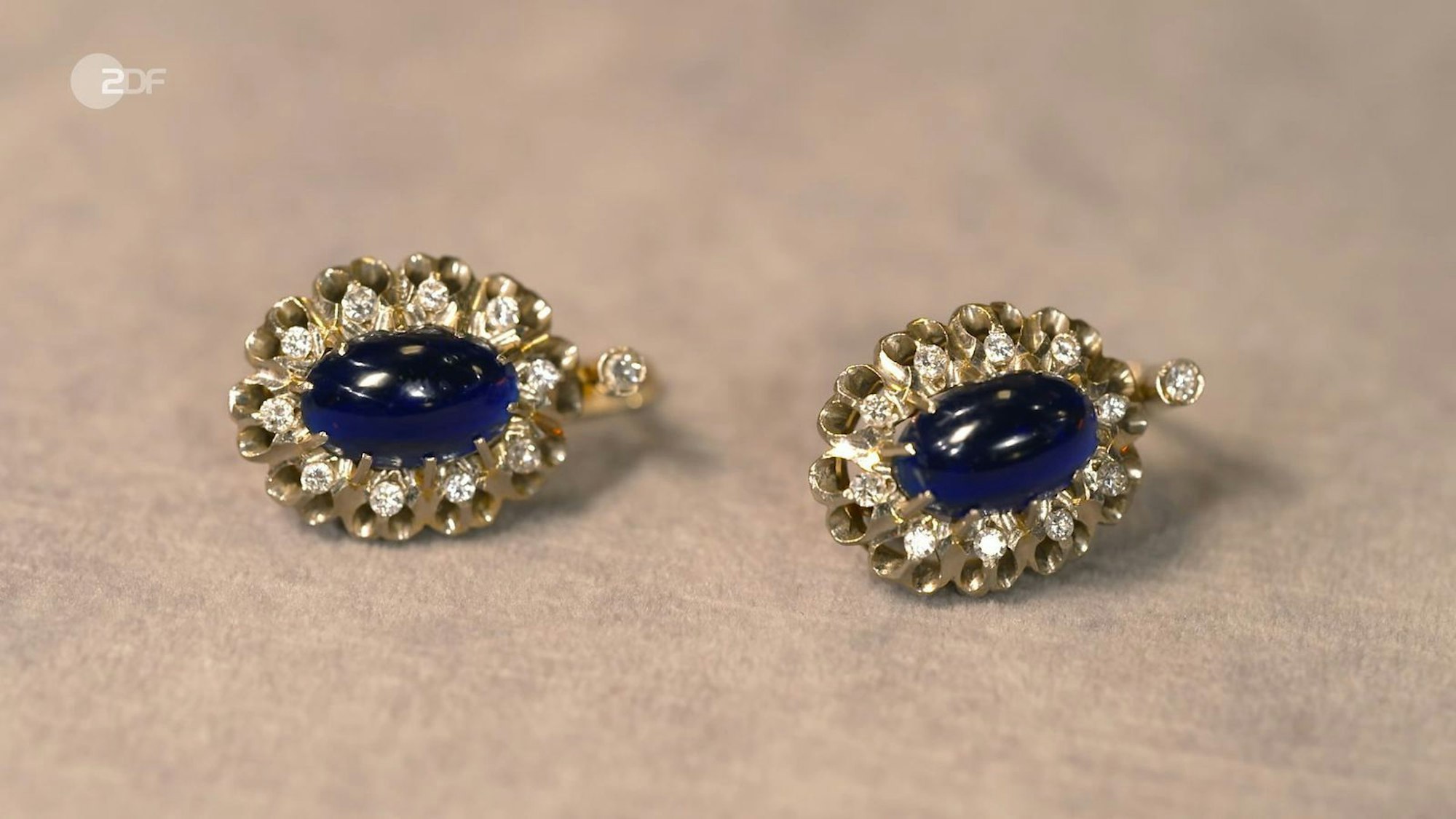Die Ohrhänger mit Diamanten und Kobaltglas aus den 1980er-Jahren bewertete die Schmuckexpertin mit 650 bis 800 Euro. David Suppes schnappte sich die Schmuckstücke für 760 Euro.
(Bild: ZDF)