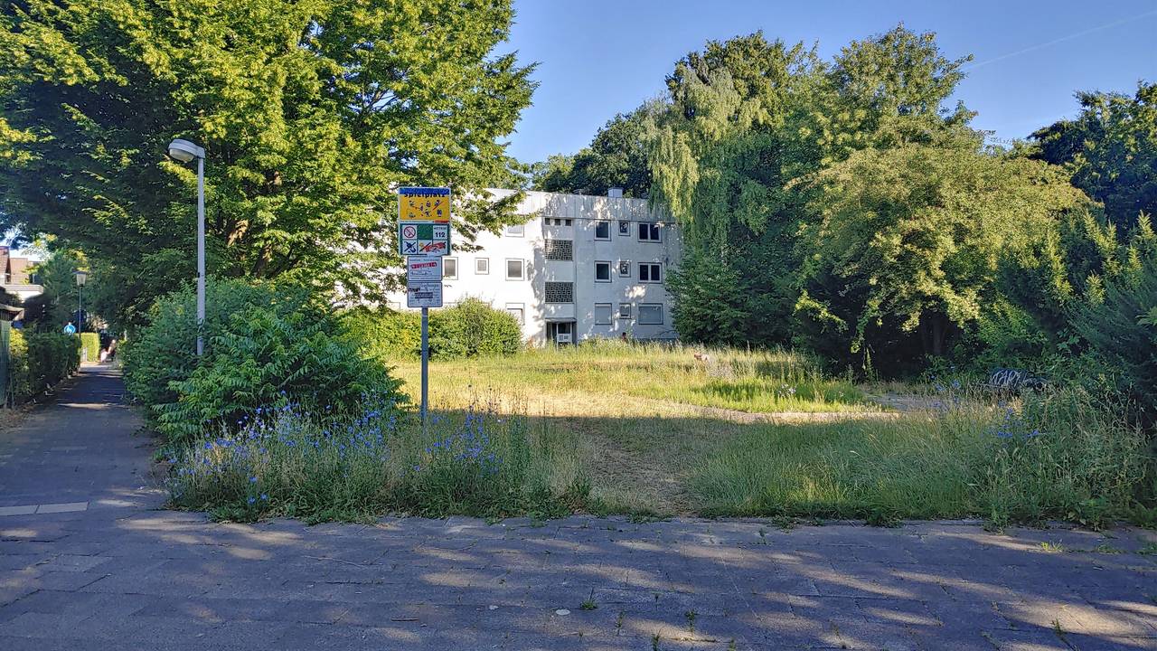 Ein Spielplatz in Neubrück ohne Spielgeräte.