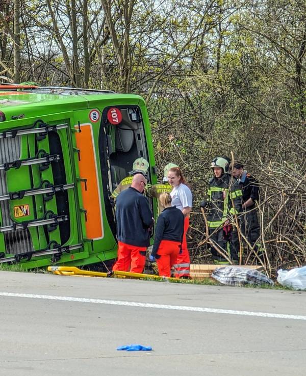 Ein umgekippter Flixbus nach einem Unfall auf der Autobahn.