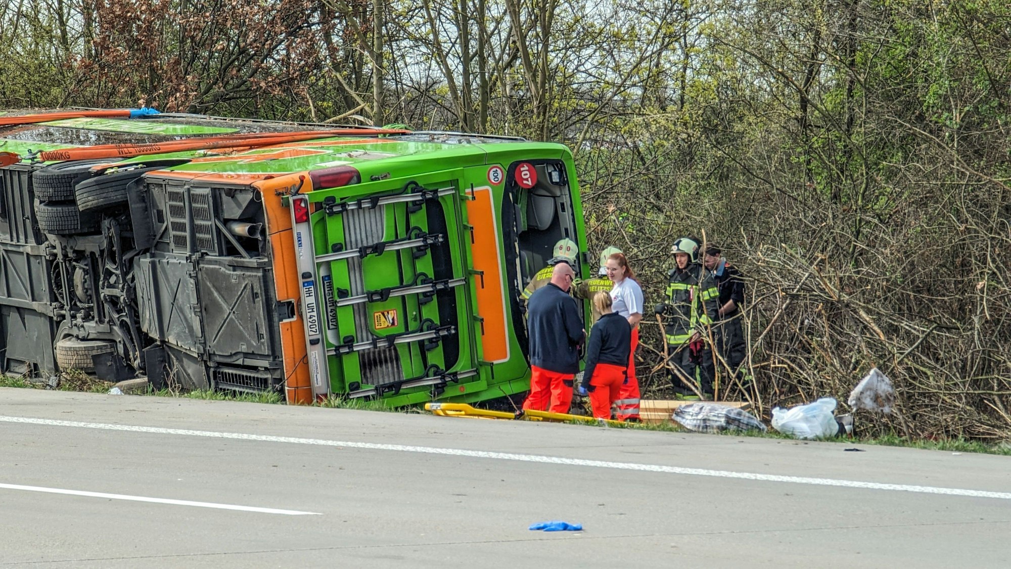 Ein umgekippter Flixbus nach einem Unfall auf der Autobahn.