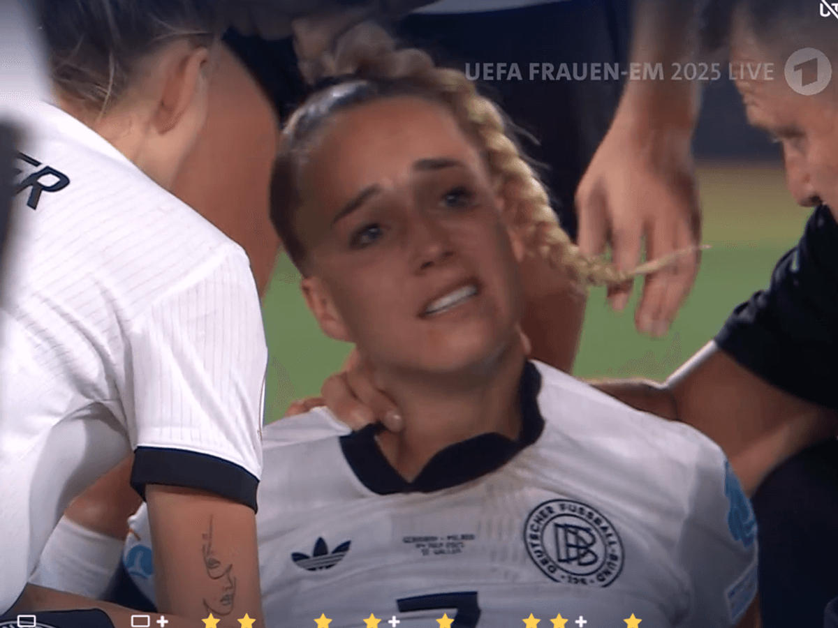 Giulia Gwinn sitzt auf dem Spielfeld und weint.