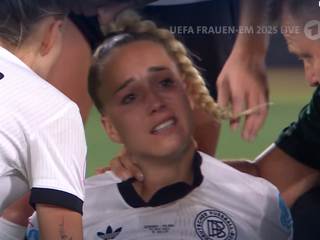 Giulia Gwinn sitzt auf dem Spielfeld und weint.