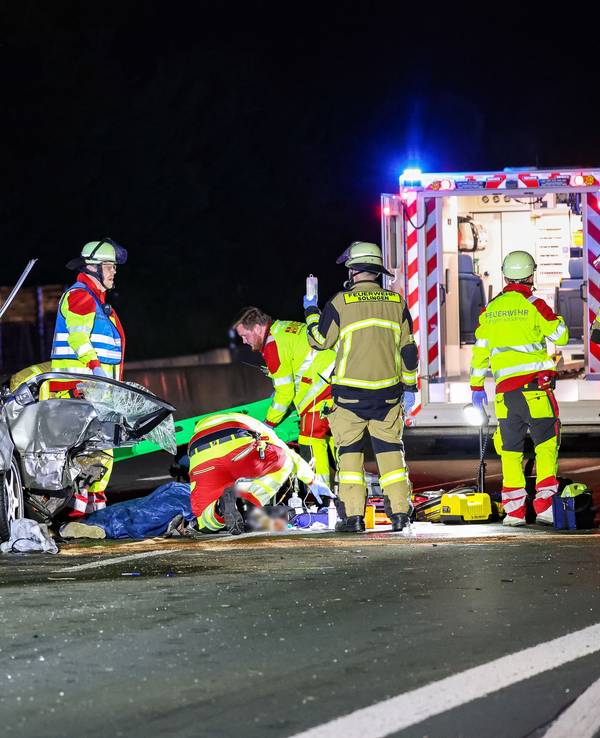 Eine verletzte Person wird neben einem zerstörtem Unfallfahrzeug behandelt. Bei dem Zusammenstoß mehrerer Fahrzeuge auf der A3 wurden zwei Fahrer schwer verletzt, einer von ihnen lebensgefährlich.
